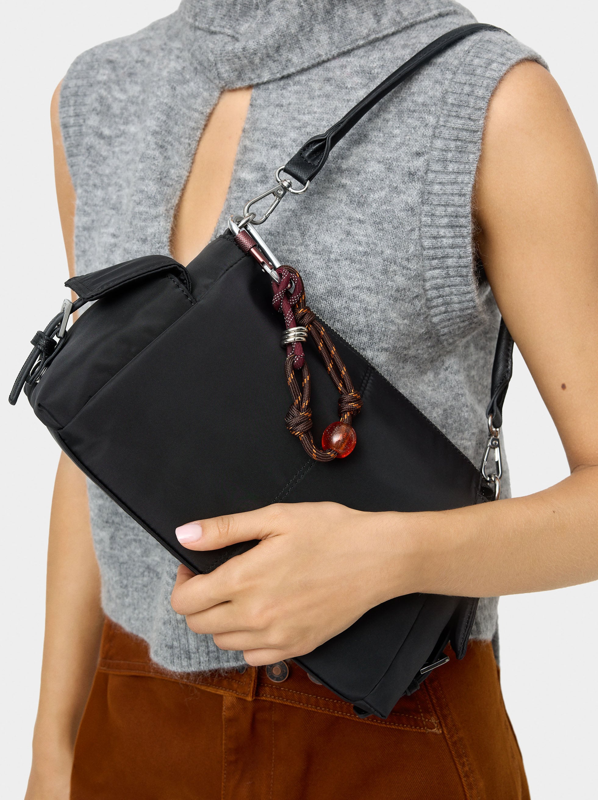 Bolso Bandolera De Nylon Con Colgante
