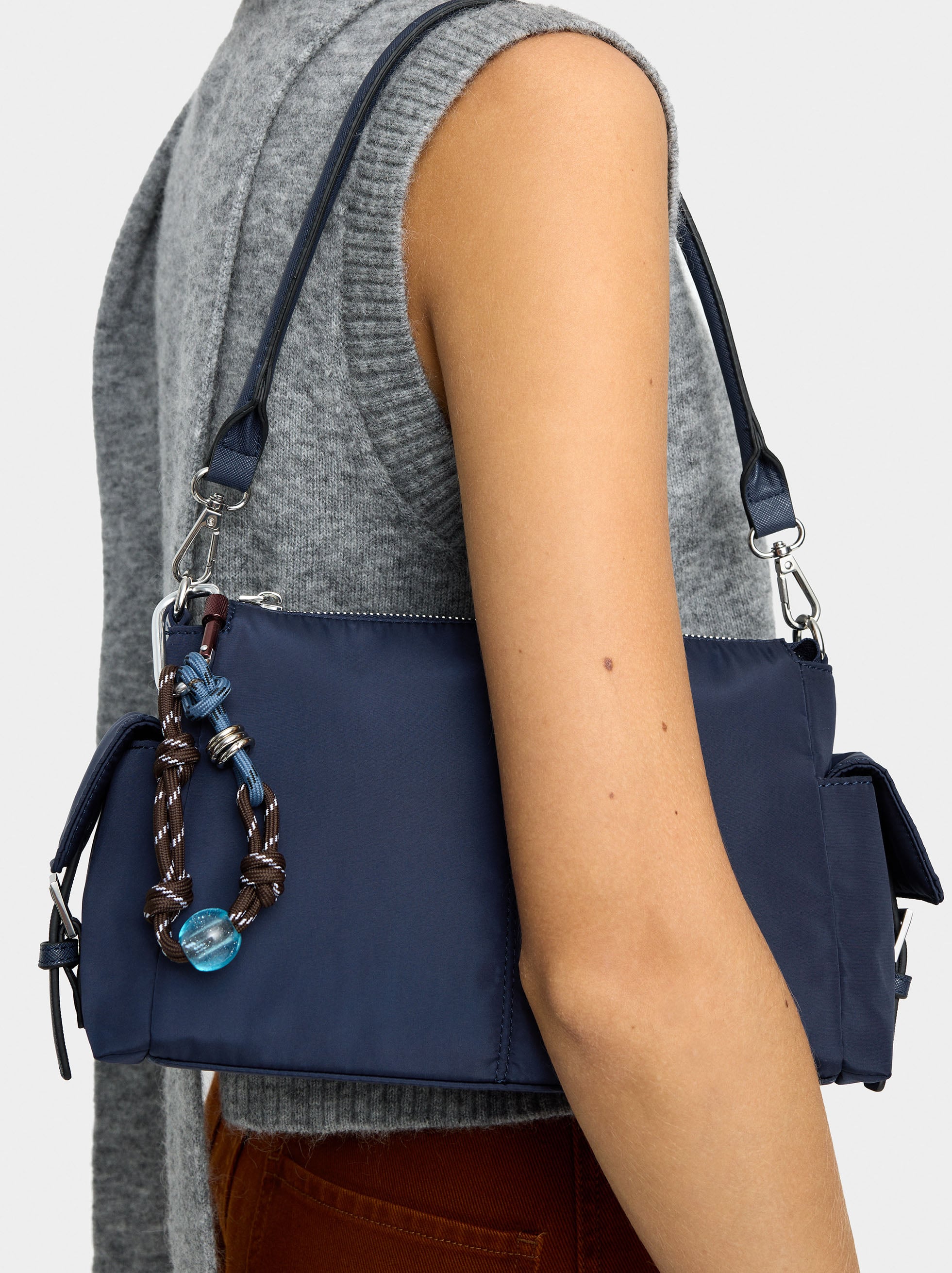 Bolso Bandolera De Nylon Con Colgante