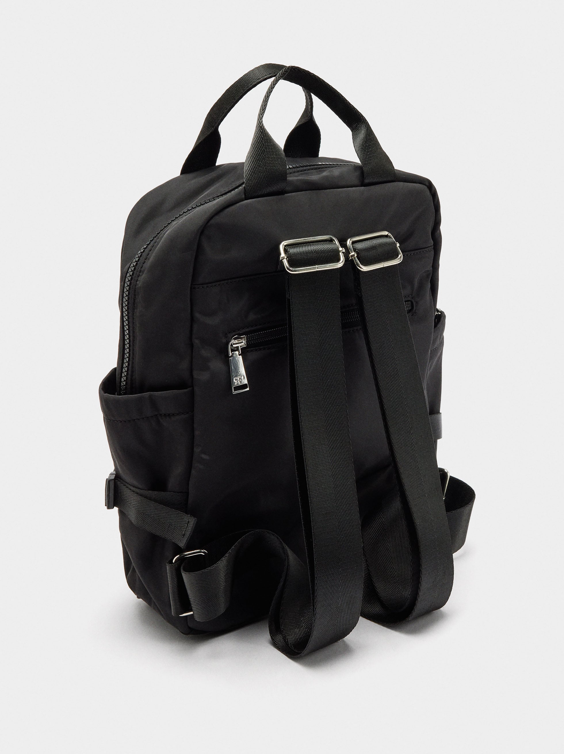 Mochila De Nylon Con Colgante