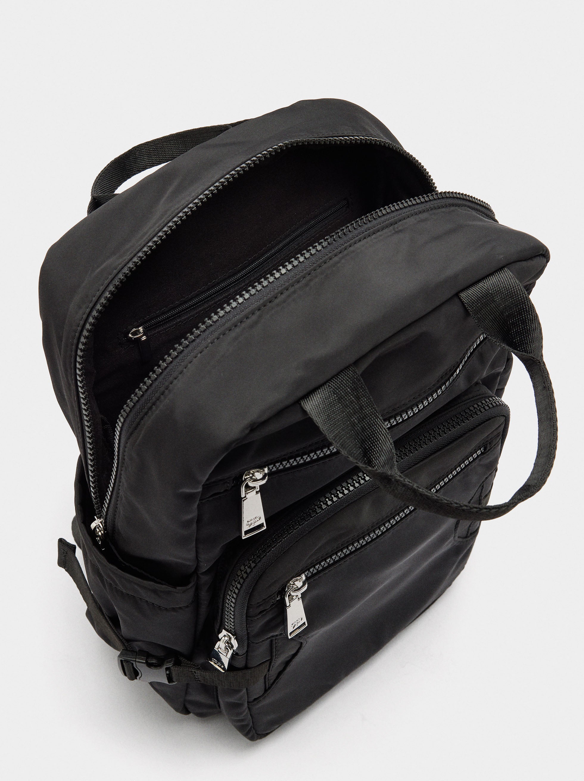 Mochila De Nylon Con Colgante