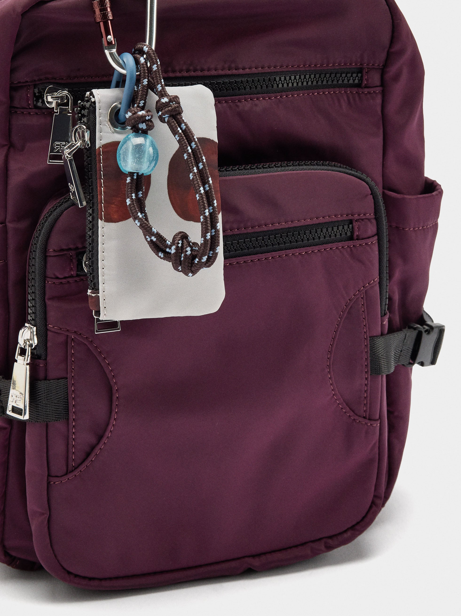 Mochila De Nylon Con Colgante