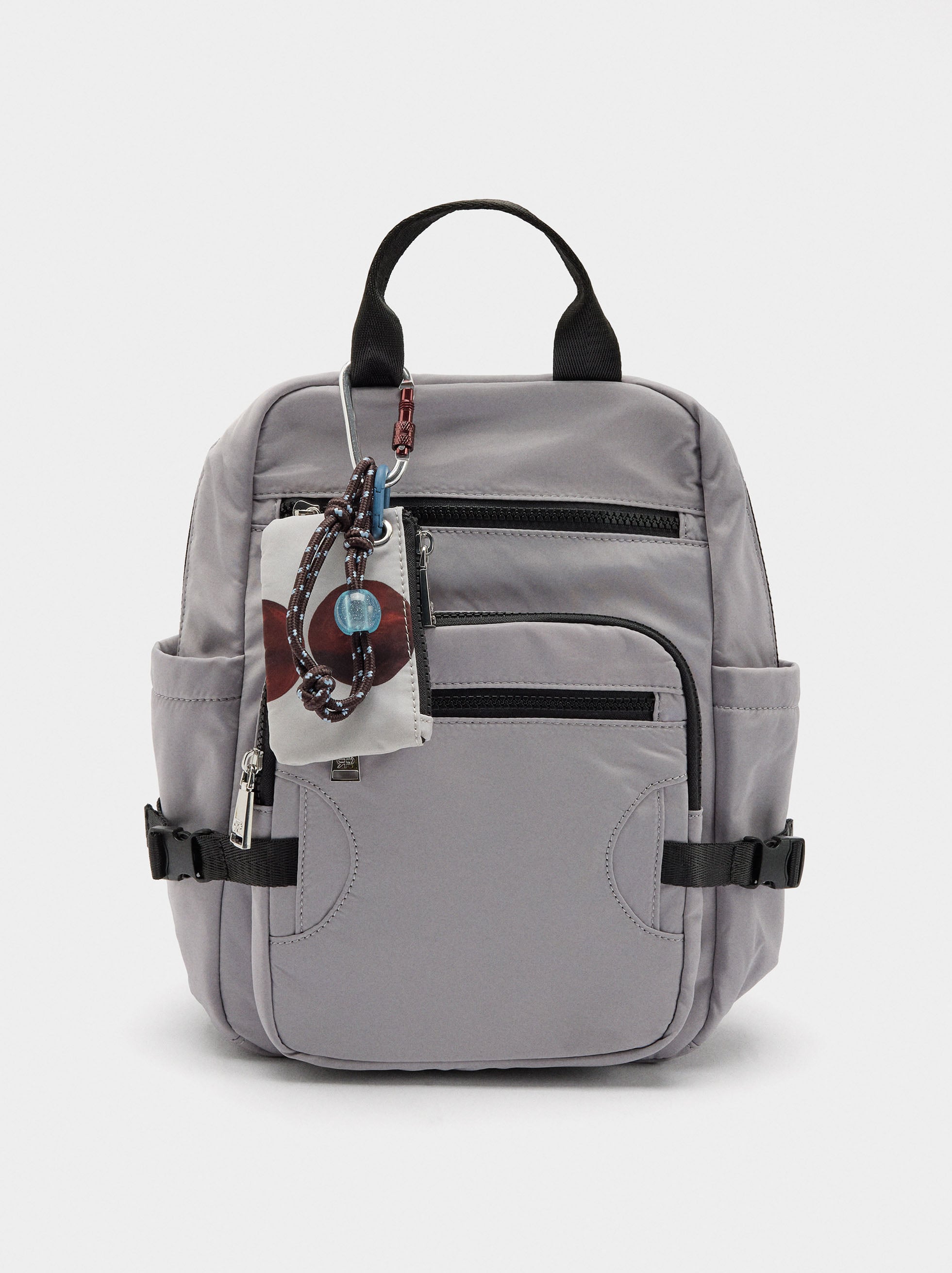 Mochila De Nylon Con Colgante