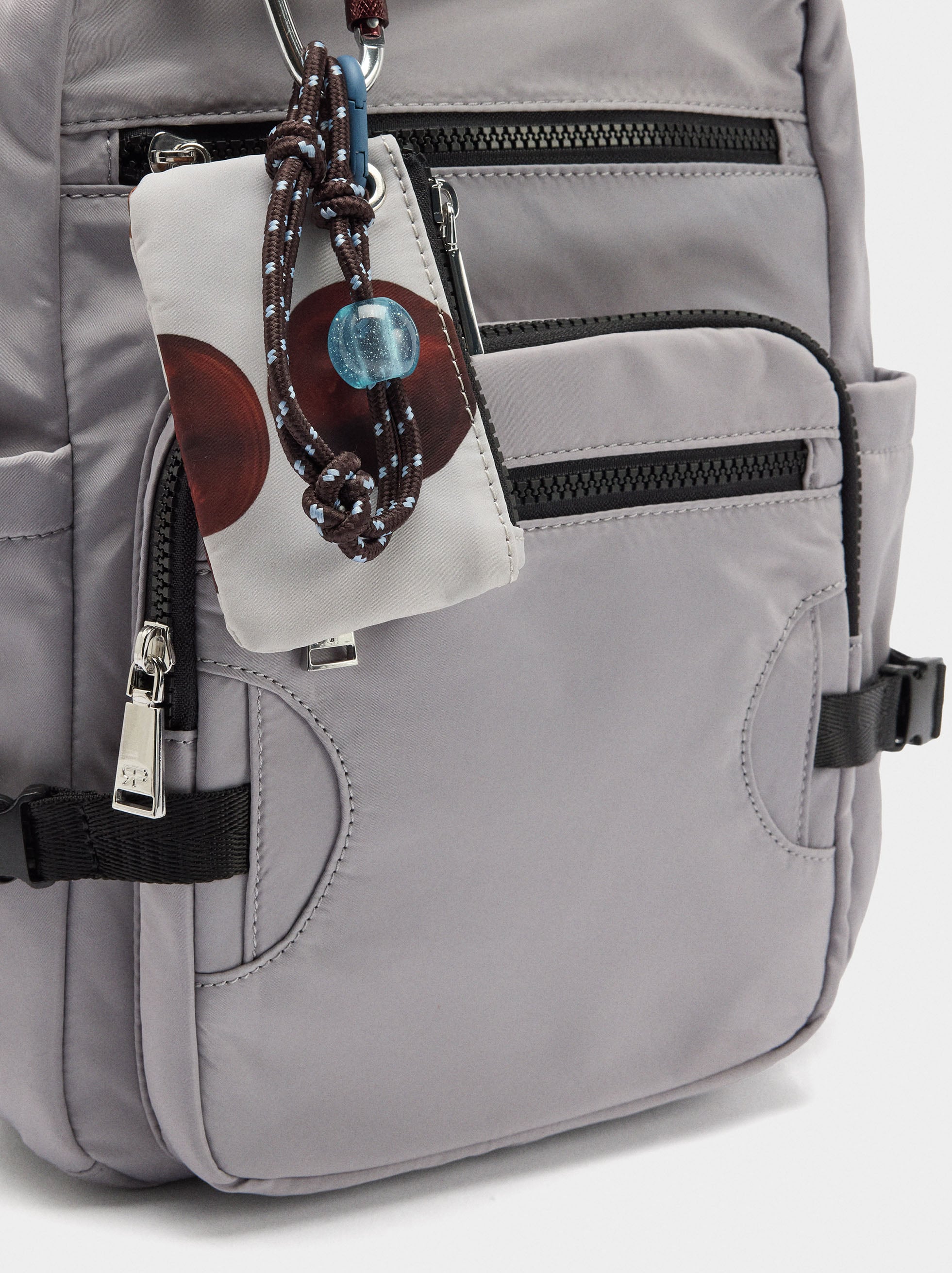 Mochila De Nylon Con Colgante