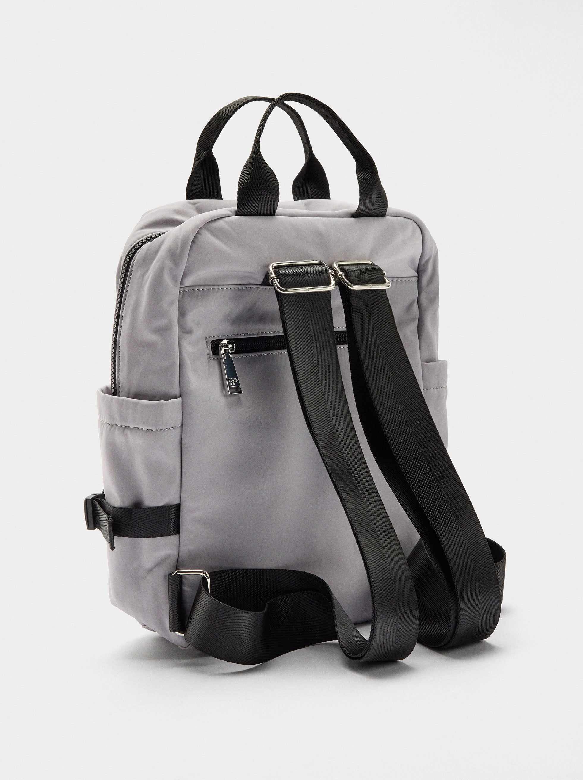 Mochila De Nylon Con Colgante