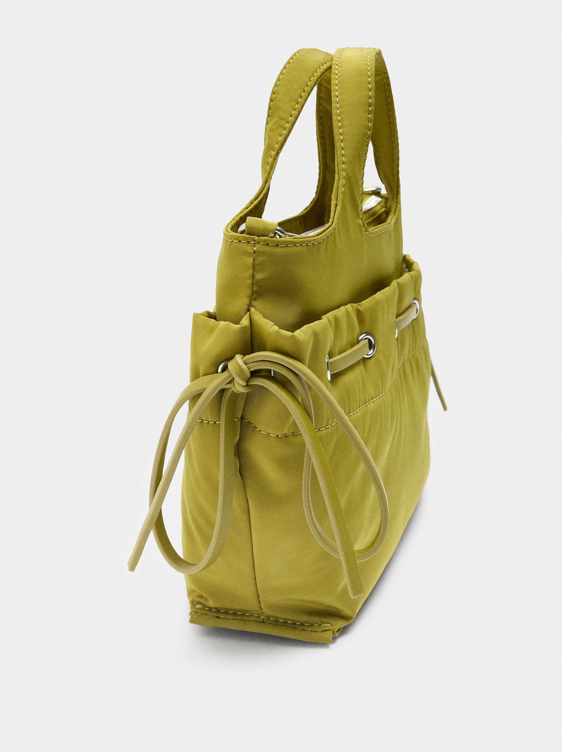 Bolso Tote De Nylon Con Cordones