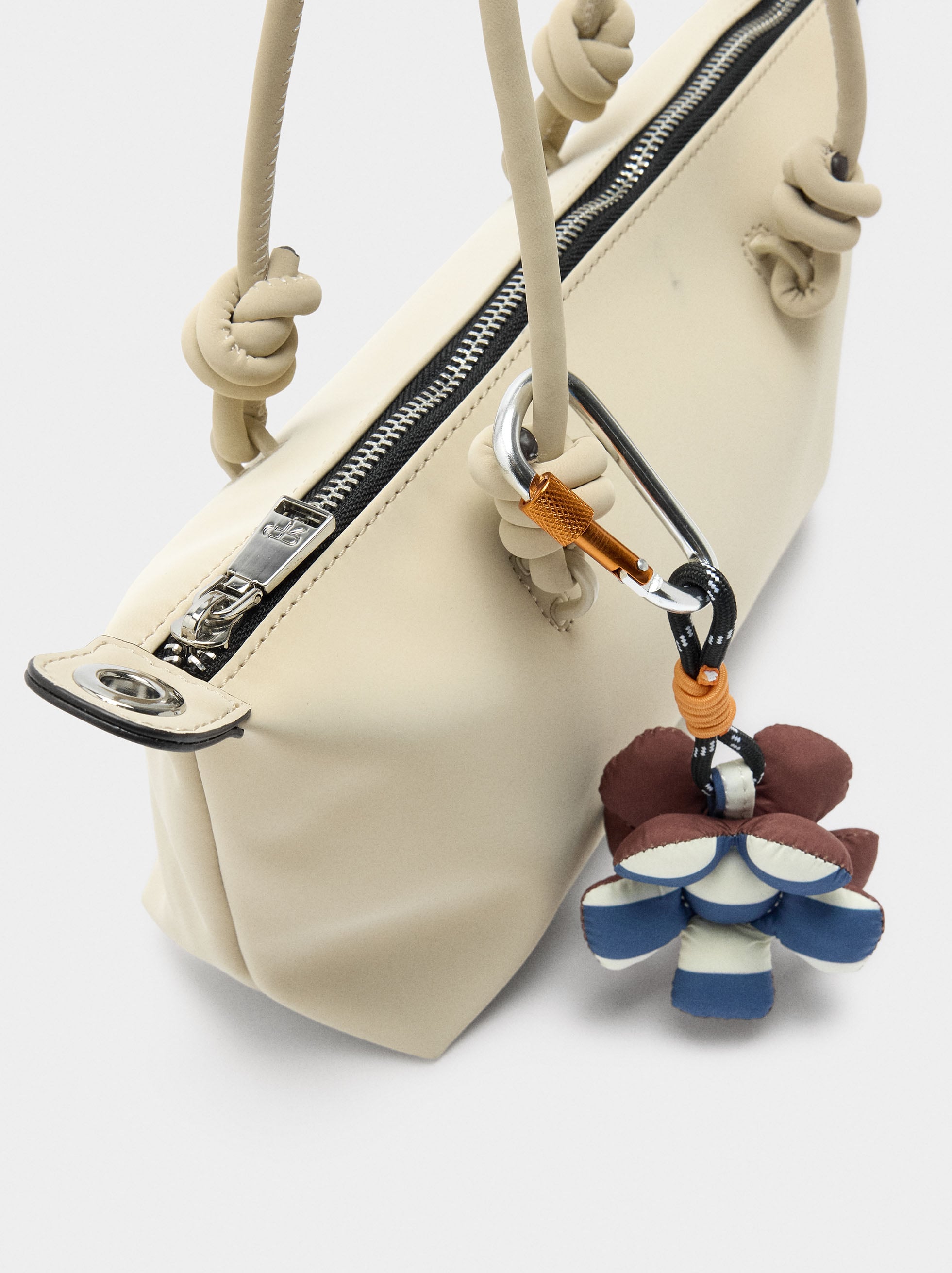 Bolso Tote Textura Suave Con Colgante S