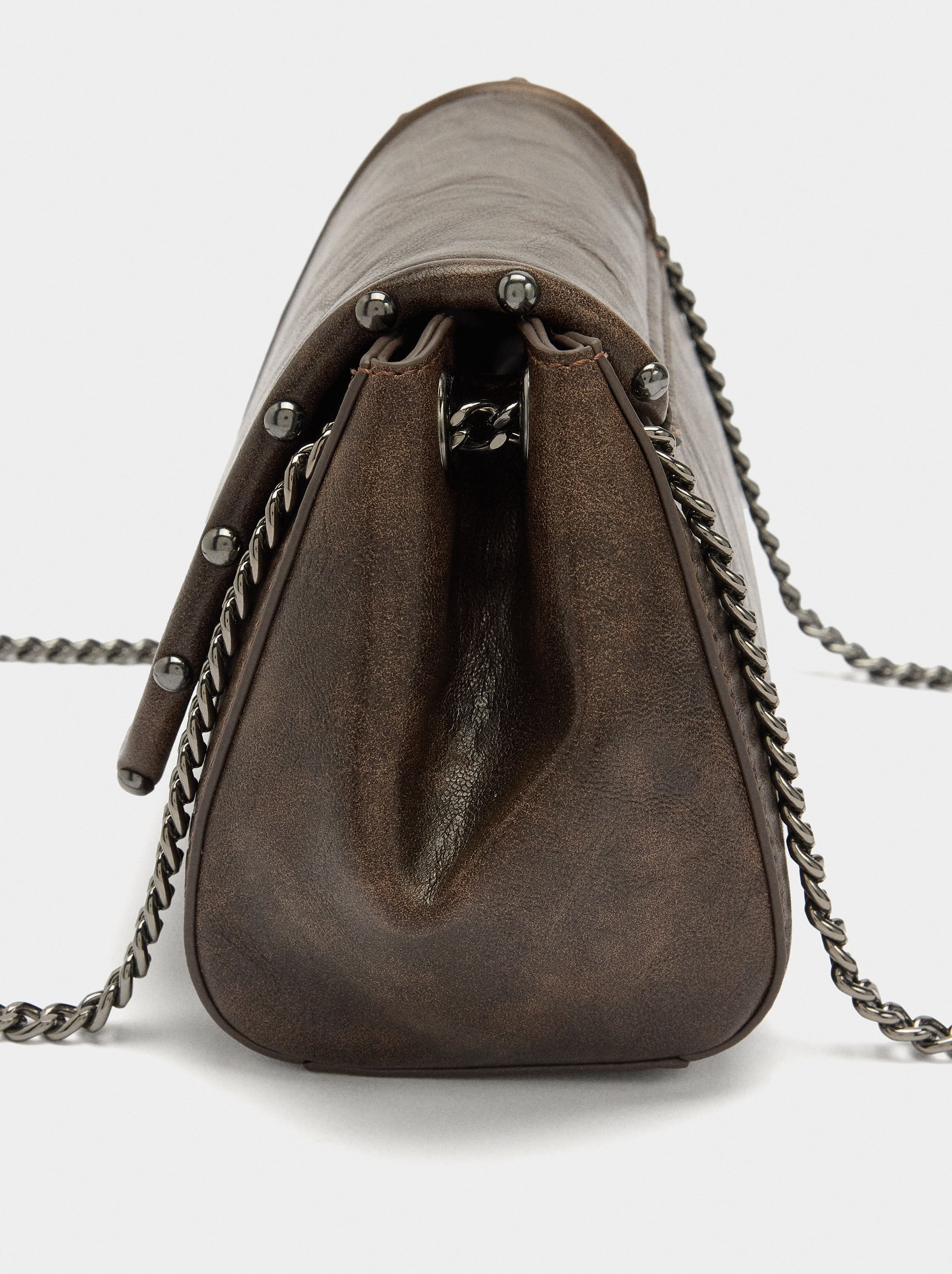 Bolso De Hombro Con Solapa Y Tachuelas