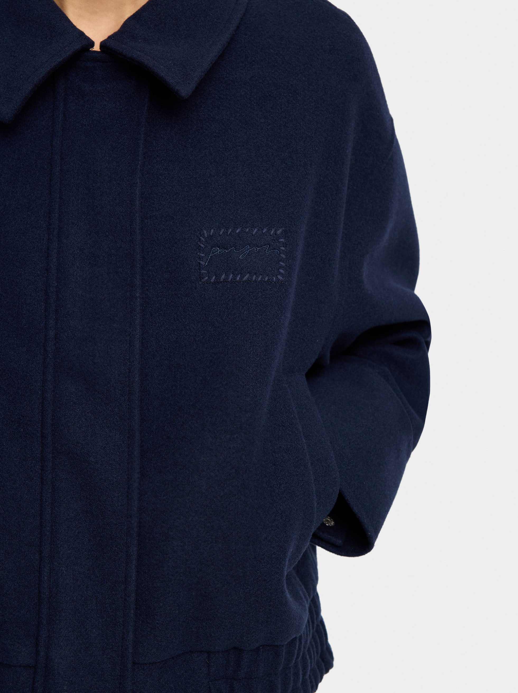 Chaqueta Con Bolsillos Y Elástico