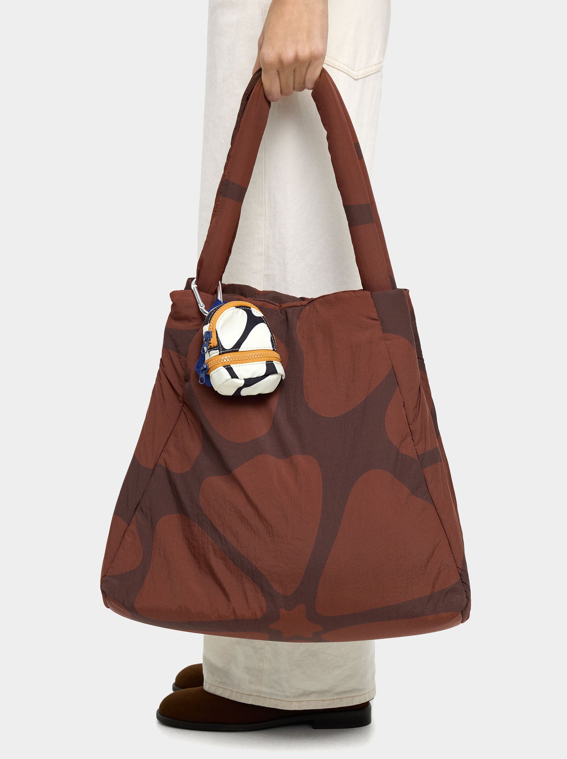 Bolso Shopper De Nylon Estampado Con Colgante