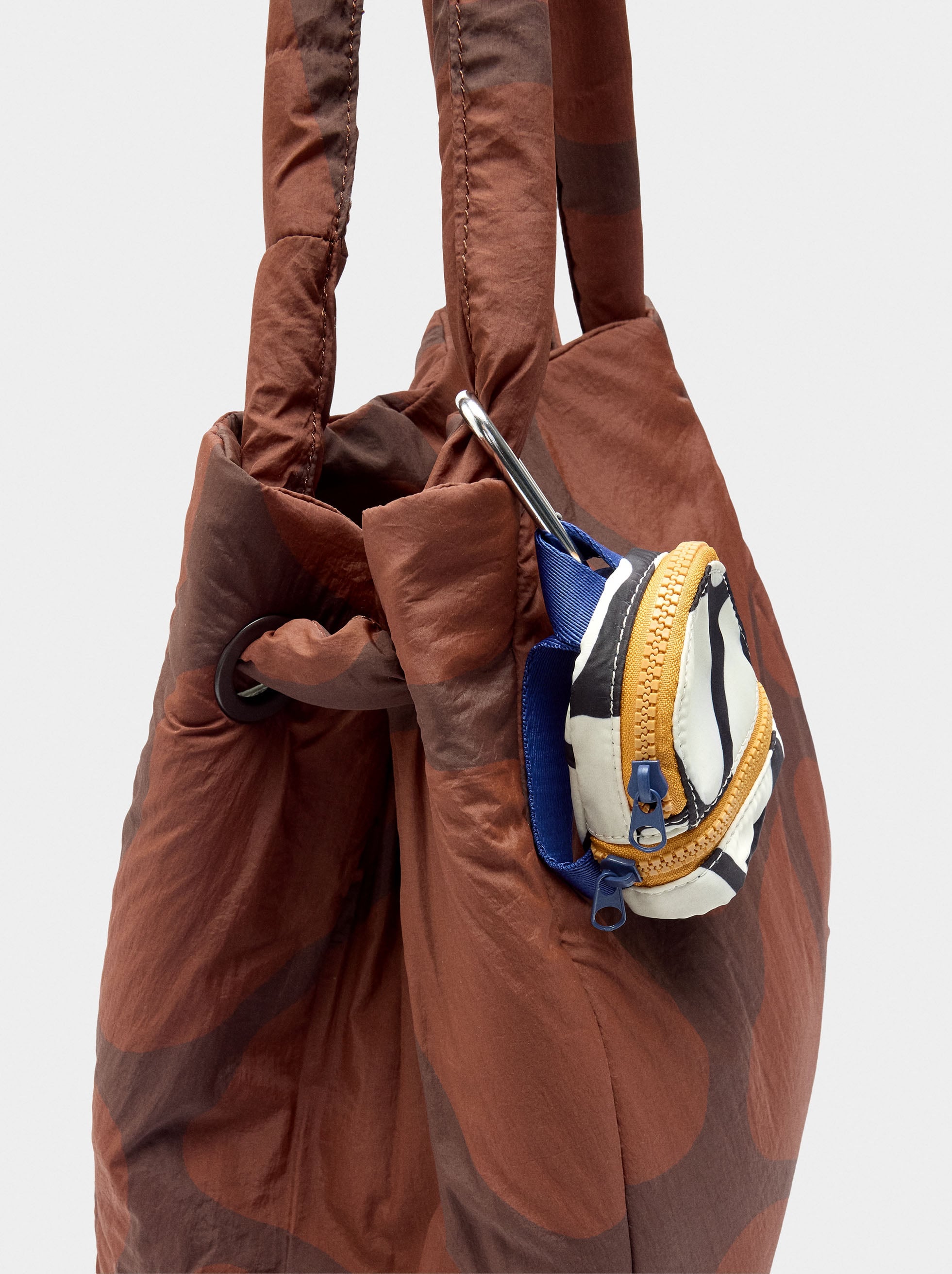 Bolso Shopper De Nylon Estampado Con Colgante