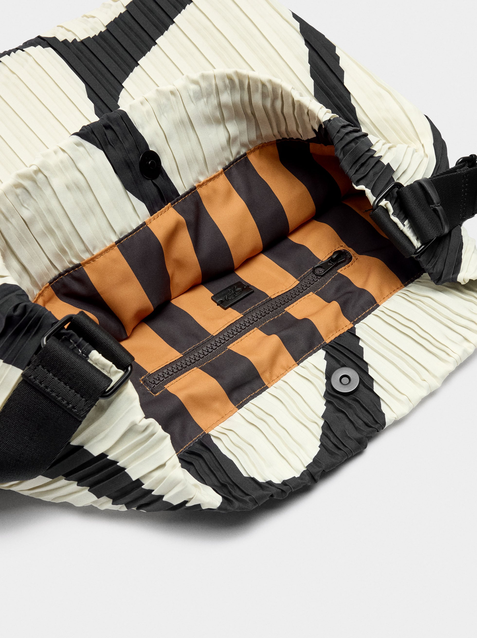 Bolso De Hombro De Nylon Estampado Con Pliegues