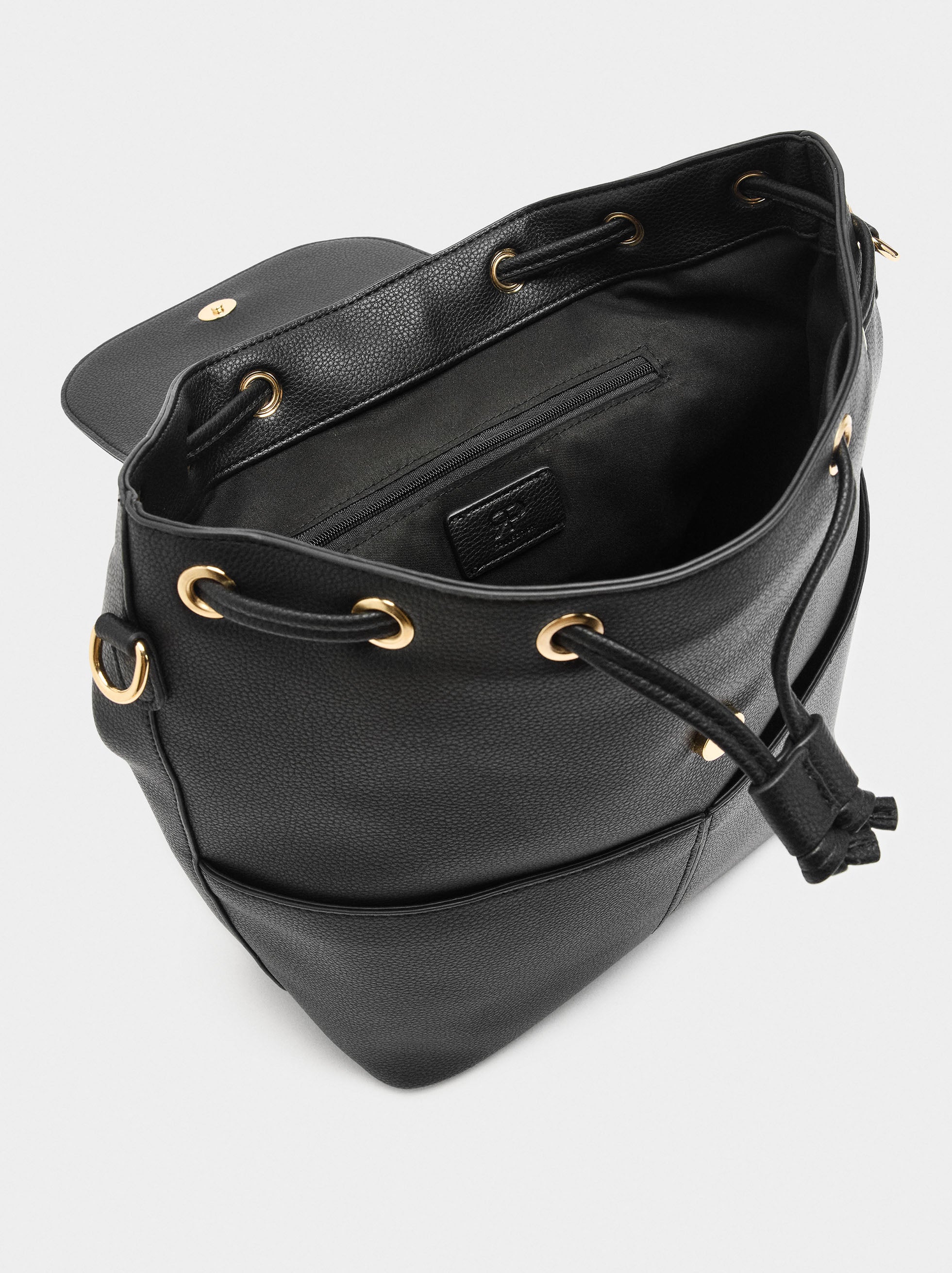 Mochila Con Textura Y Solapa