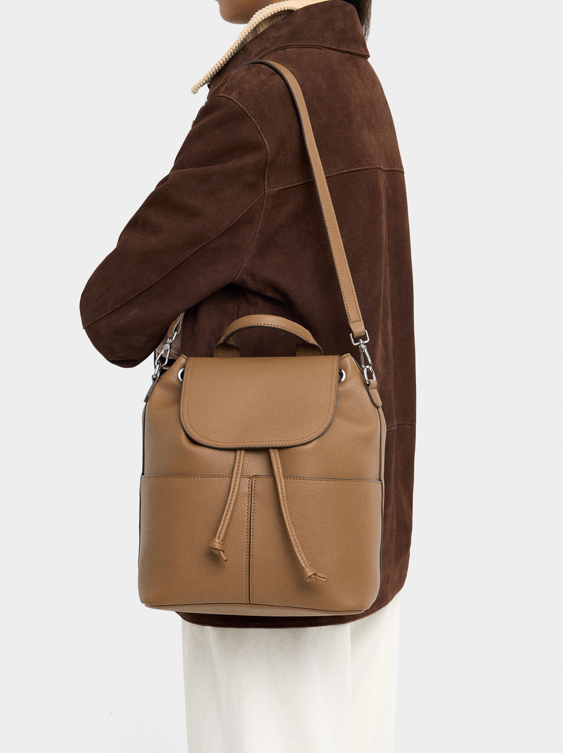 Mochila Con Textura Y Solapa