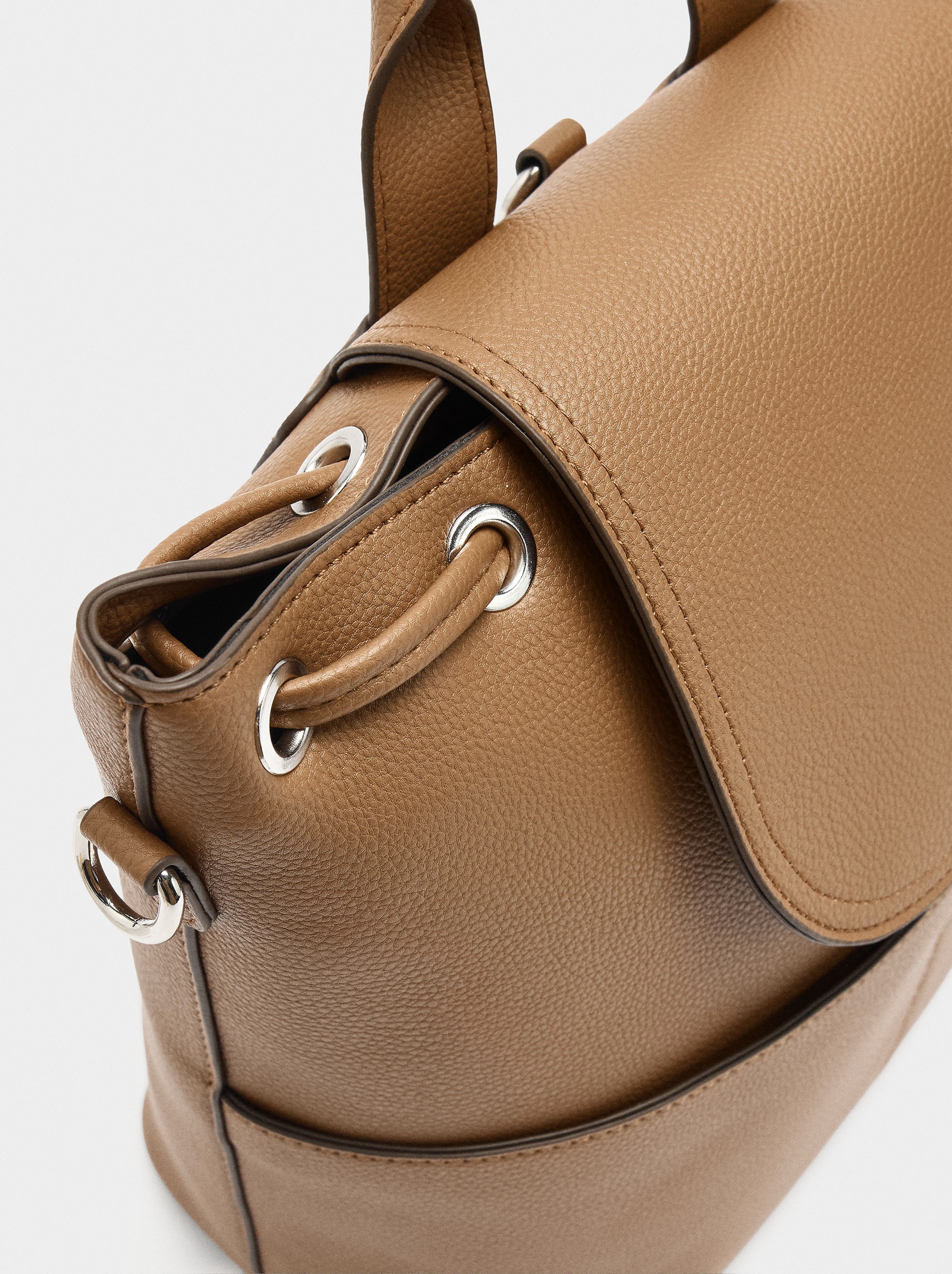 Mochila Con Textura Y Solapa