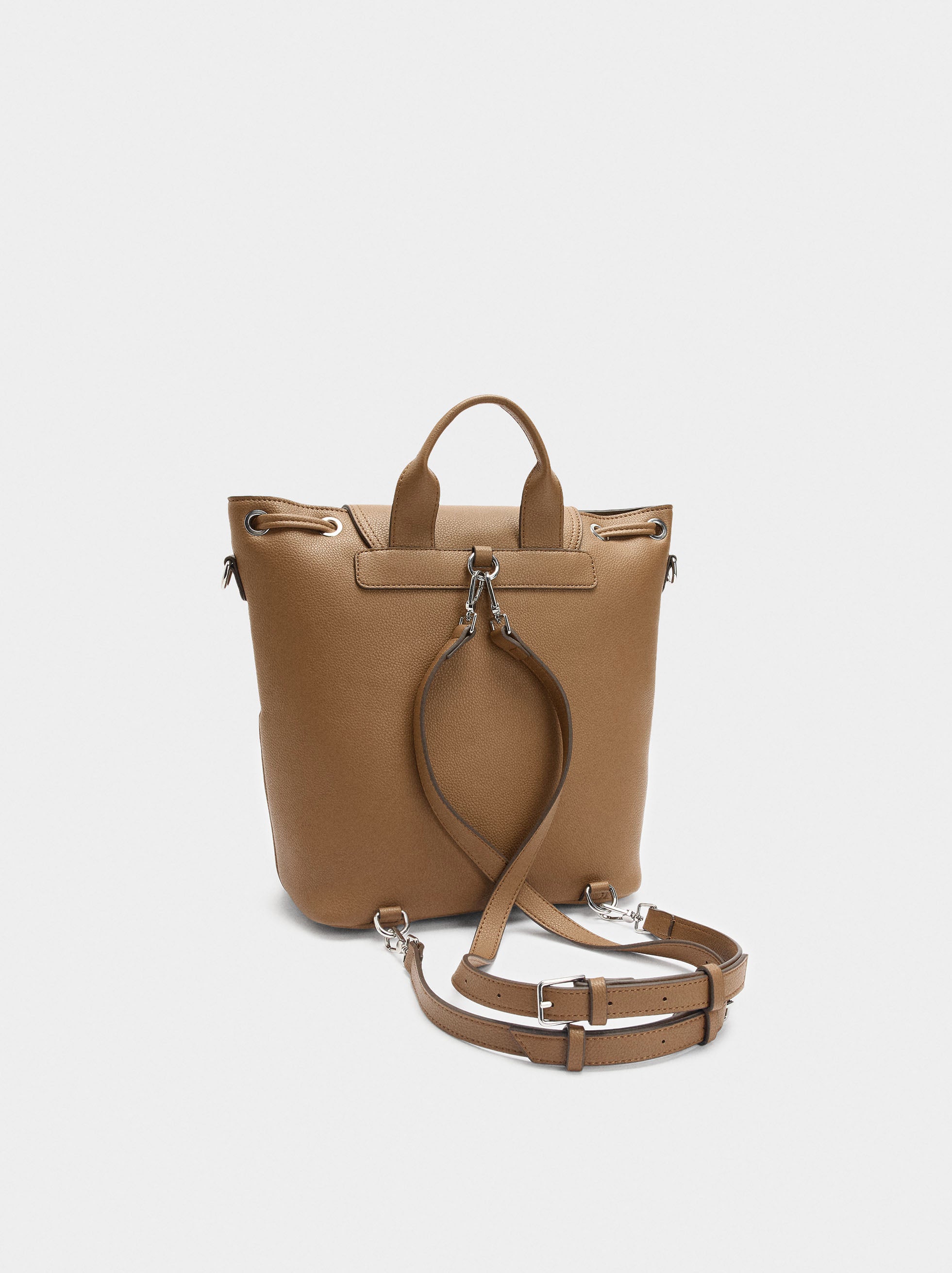 Mochila Con Textura Y Solapa