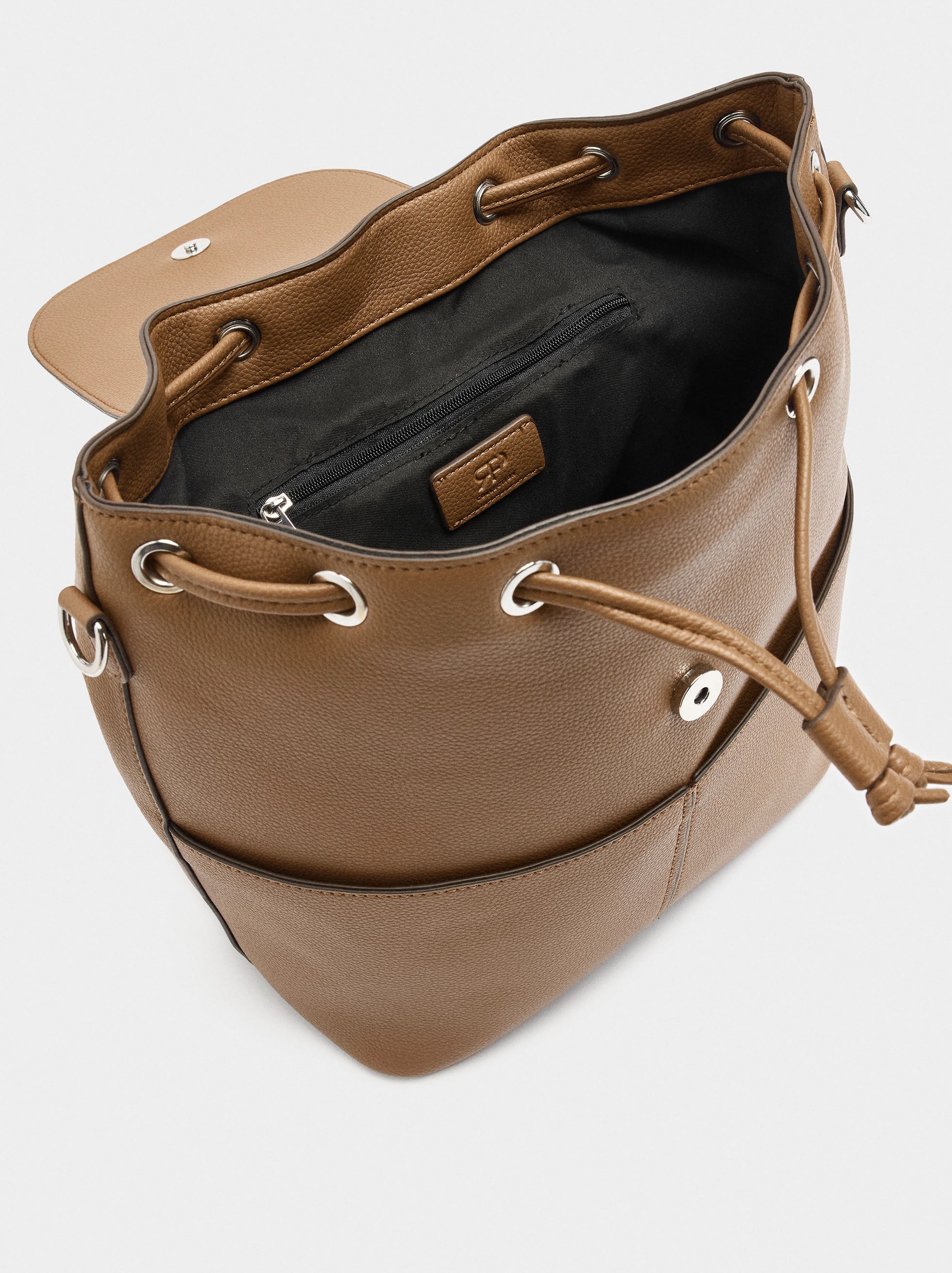 Mochila Con Textura Y Solapa