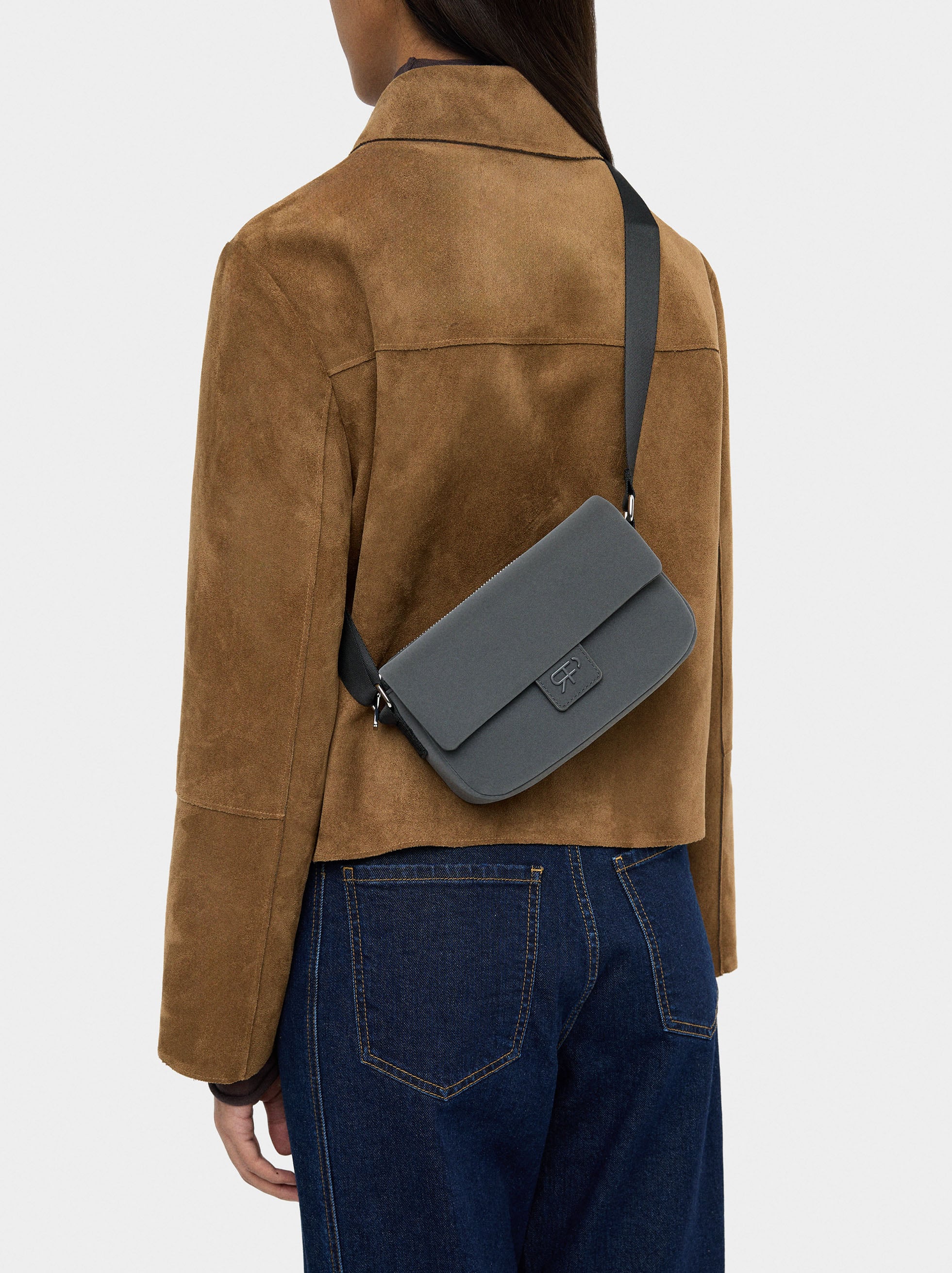 Bolso Bandolera Con Solapa Textura Suave