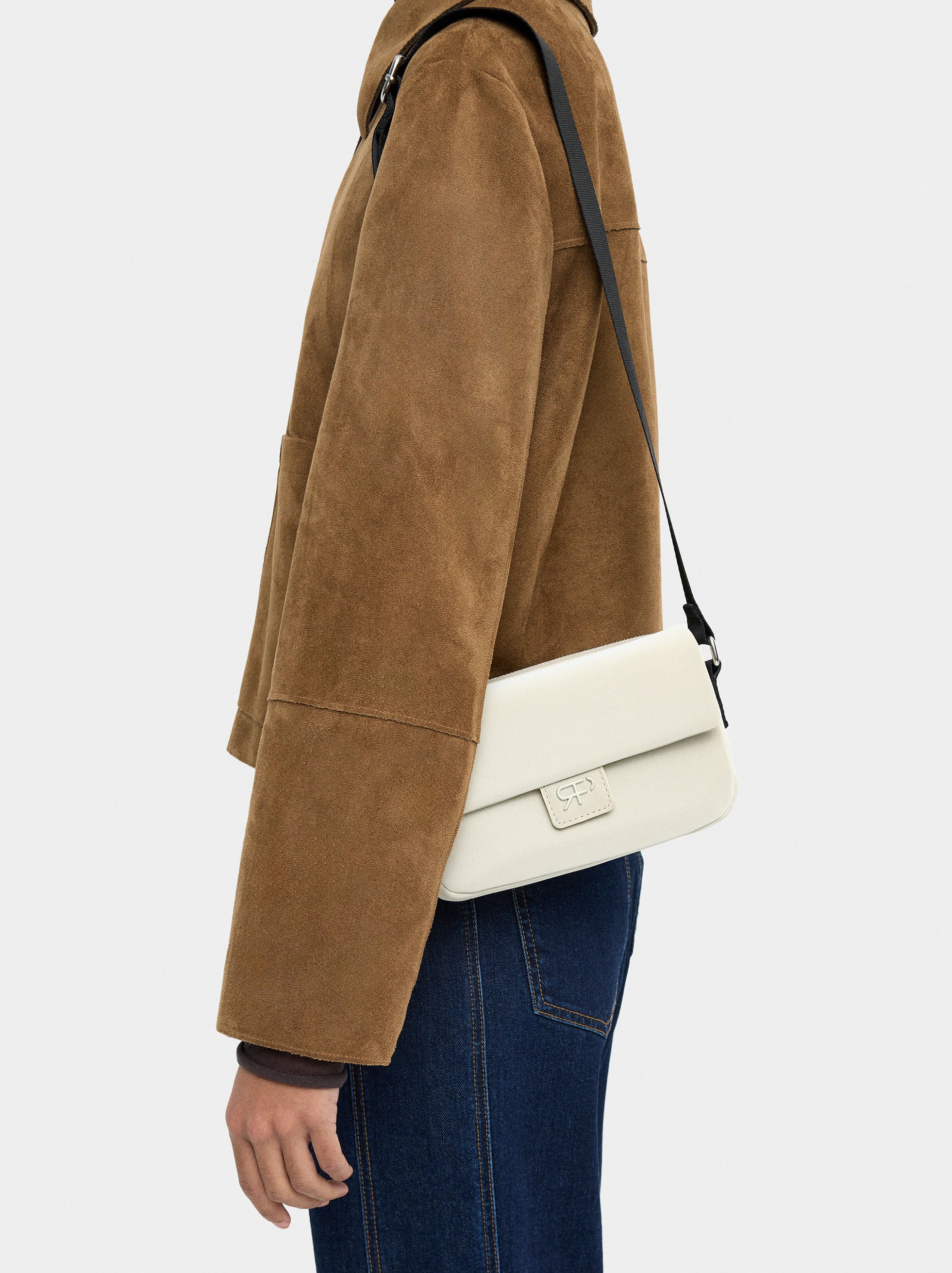 Bolso Bandolera Con Solapa Textura Suave