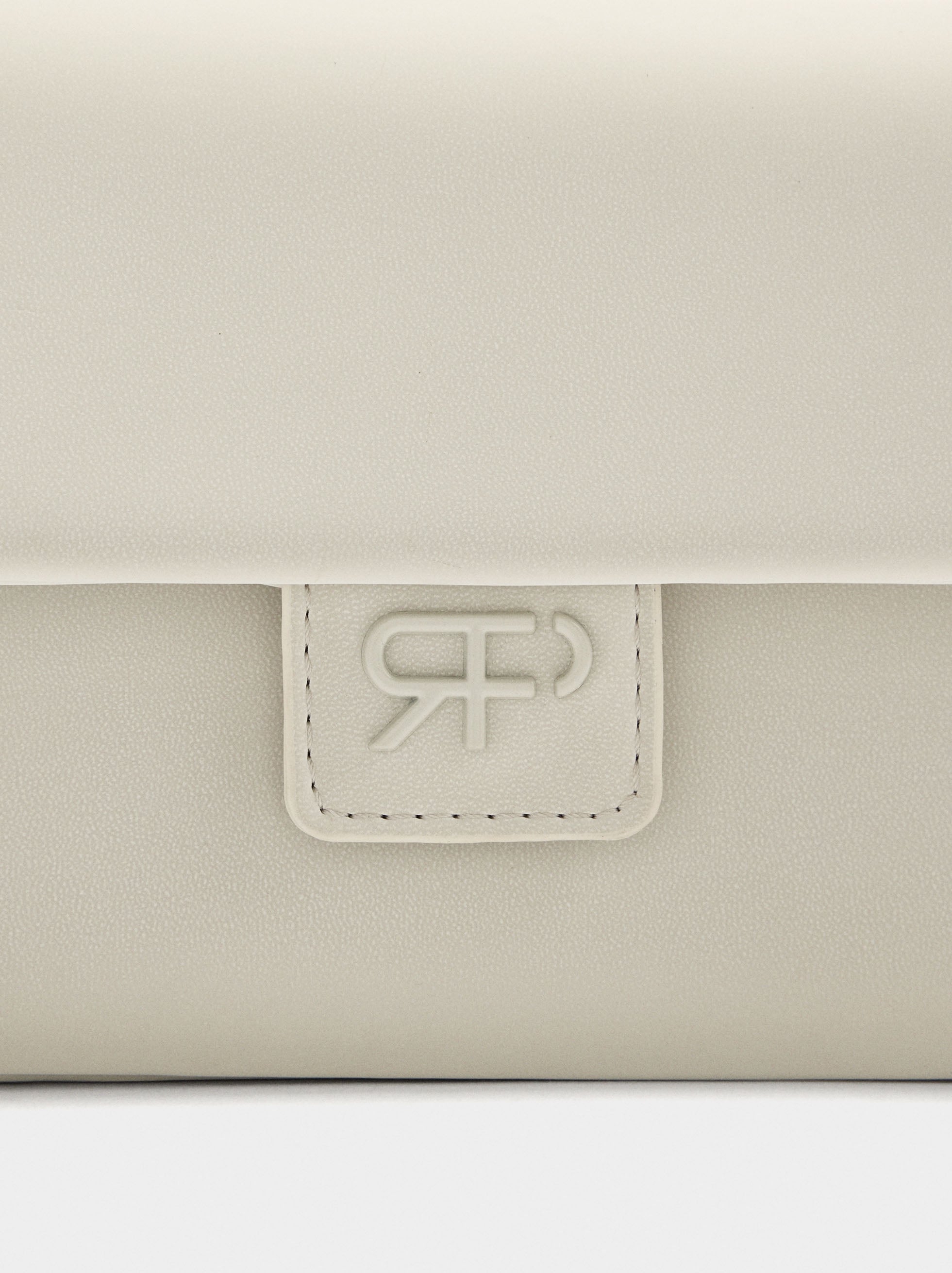 Bolso Bandolera Con Solapa Textura Suave
