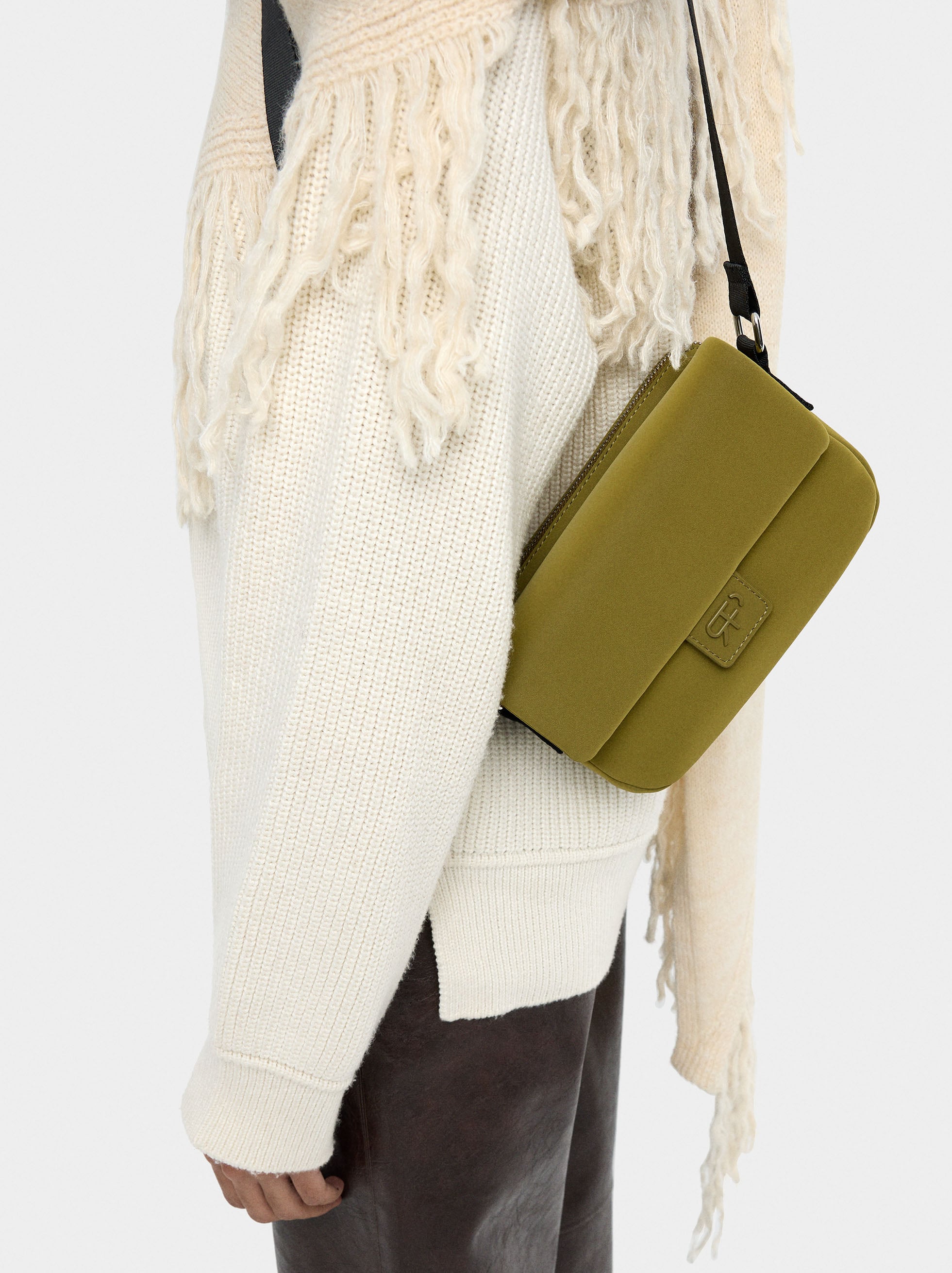 Bolso Bandolera Con Solapa Textura Suave