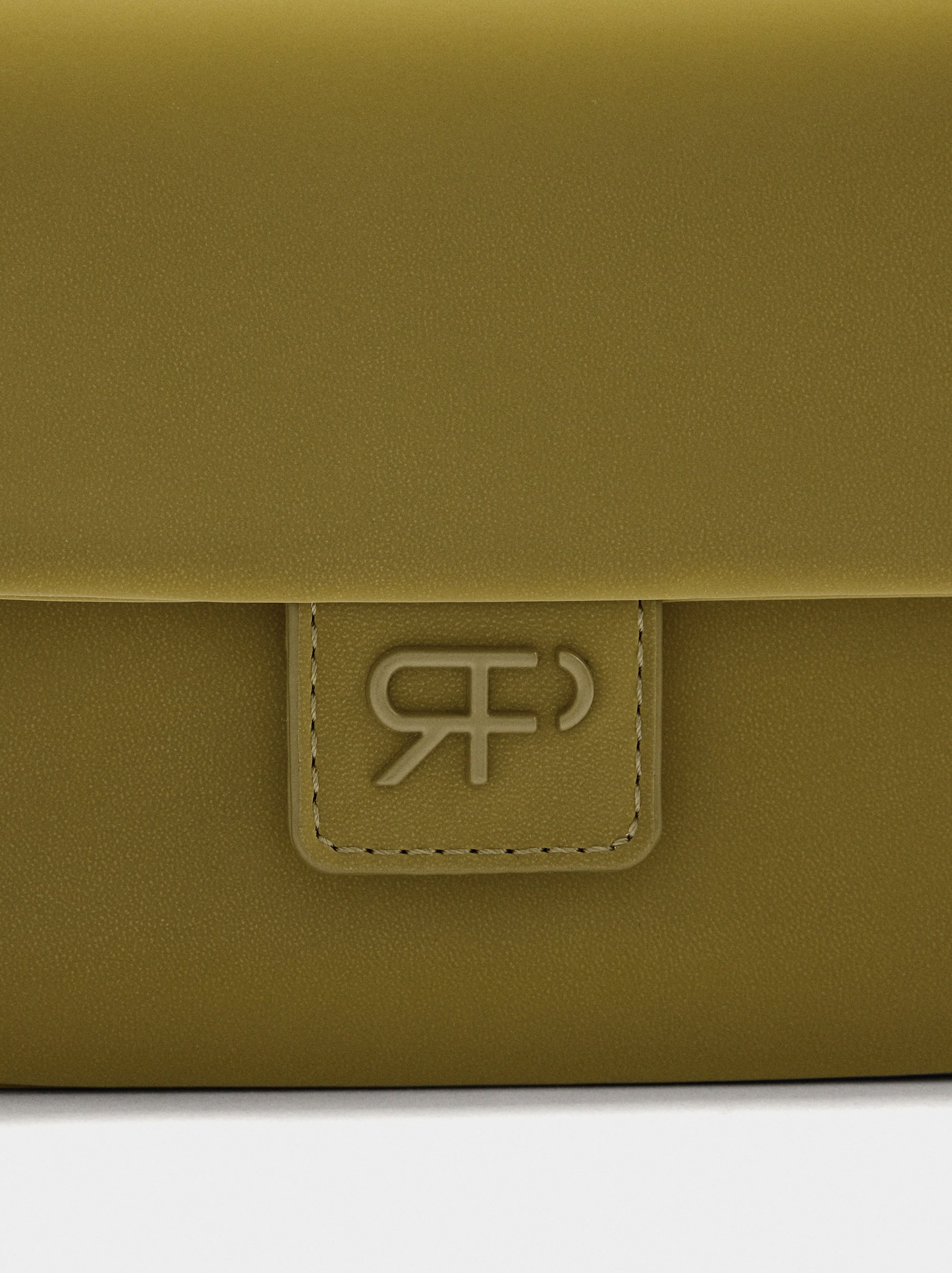 Bolso Bandolera Con Solapa Textura Suave