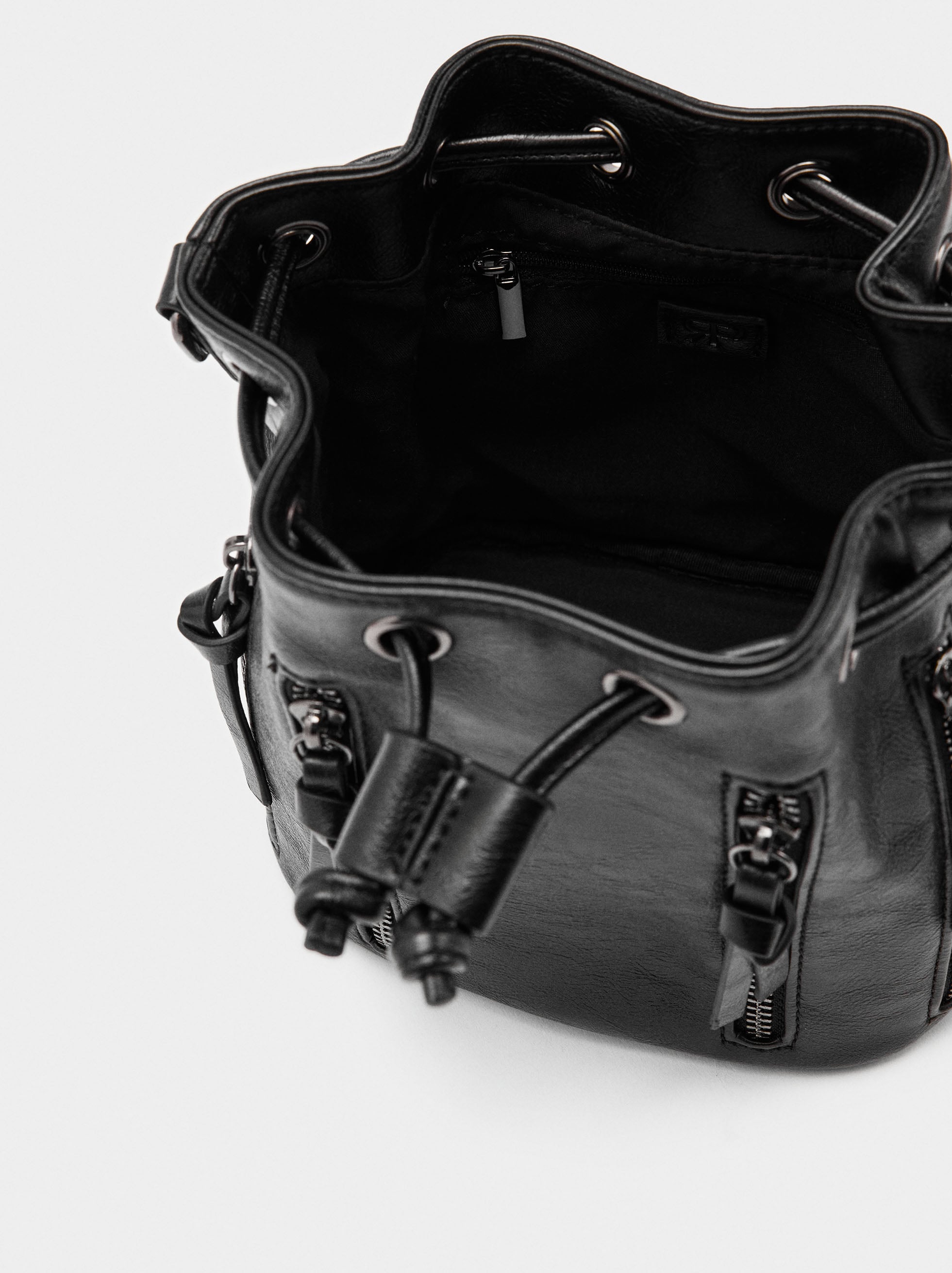 Bolso Bombonera Con Textura Y Cremalleras