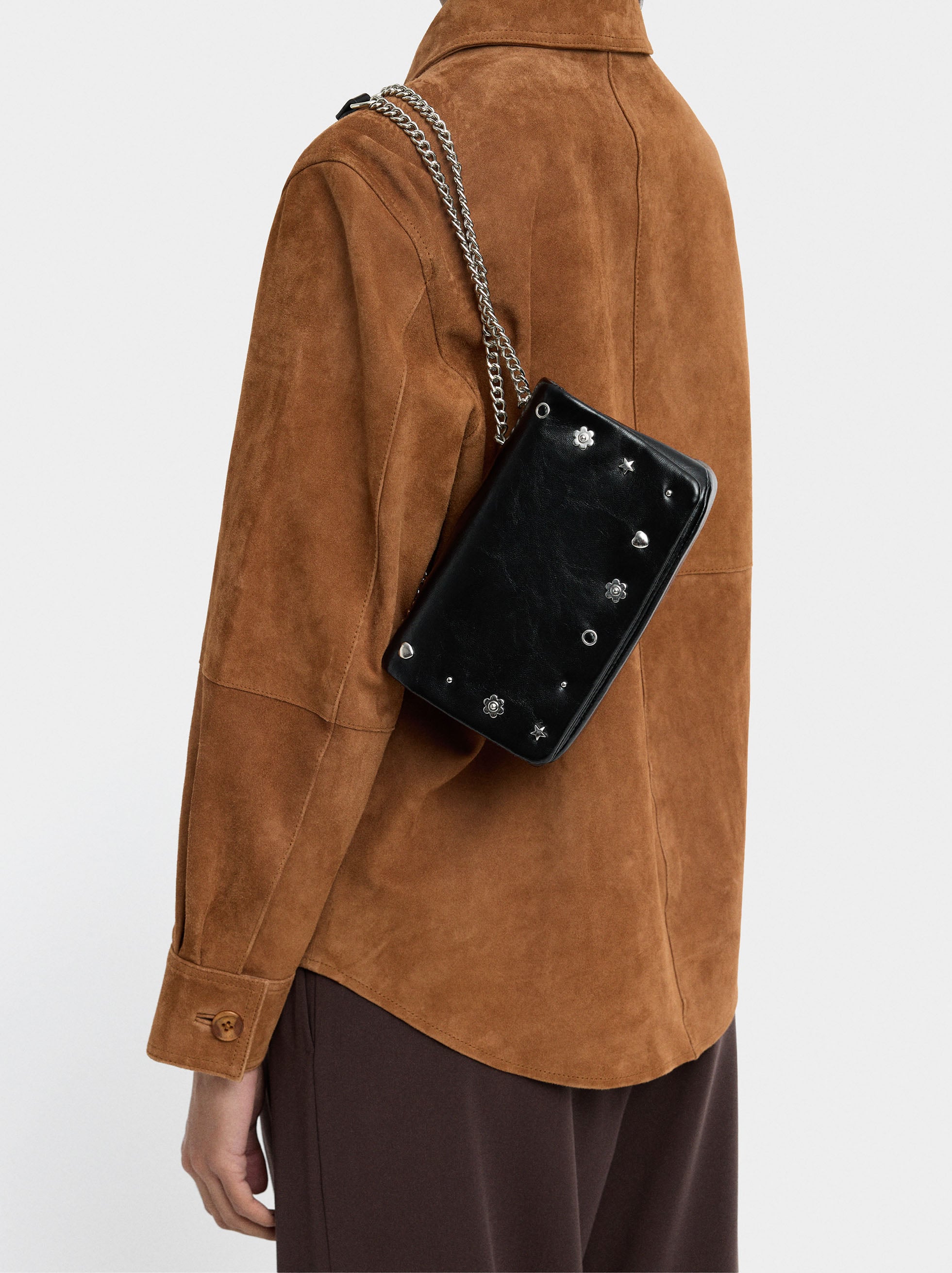 Bolso De Hombro Con Solapa Y Detalles Metálicos