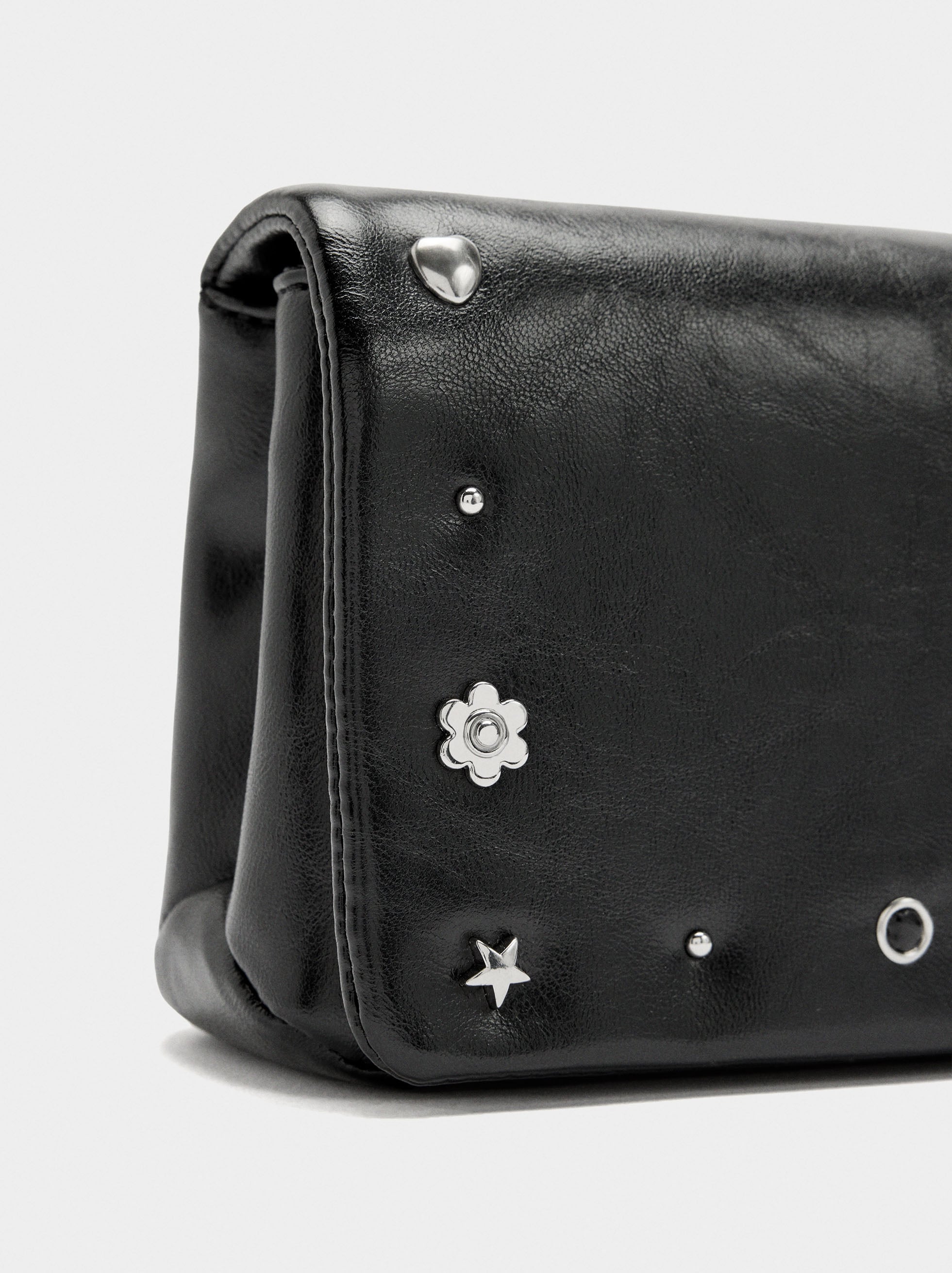 Bolso De Hombro Con Solapa Y Detalles Metálicos