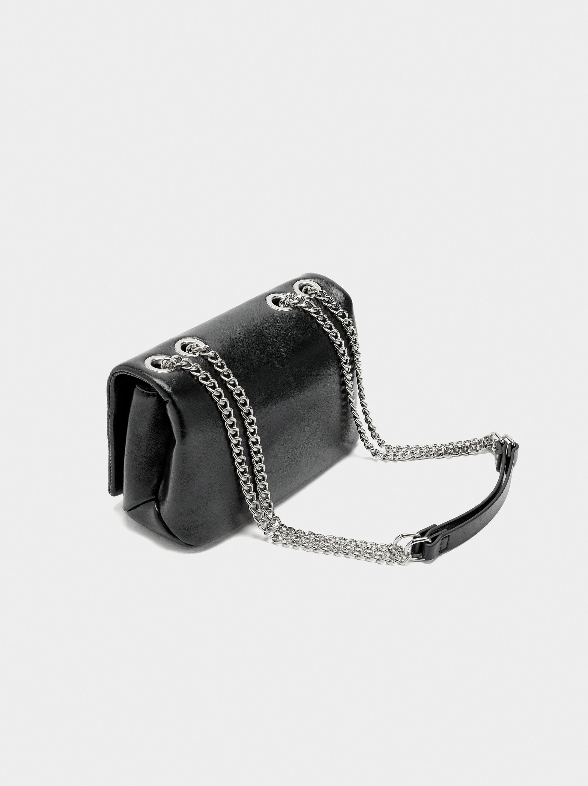 Bolso De Hombro Con Solapa Y Detalles Metálicos