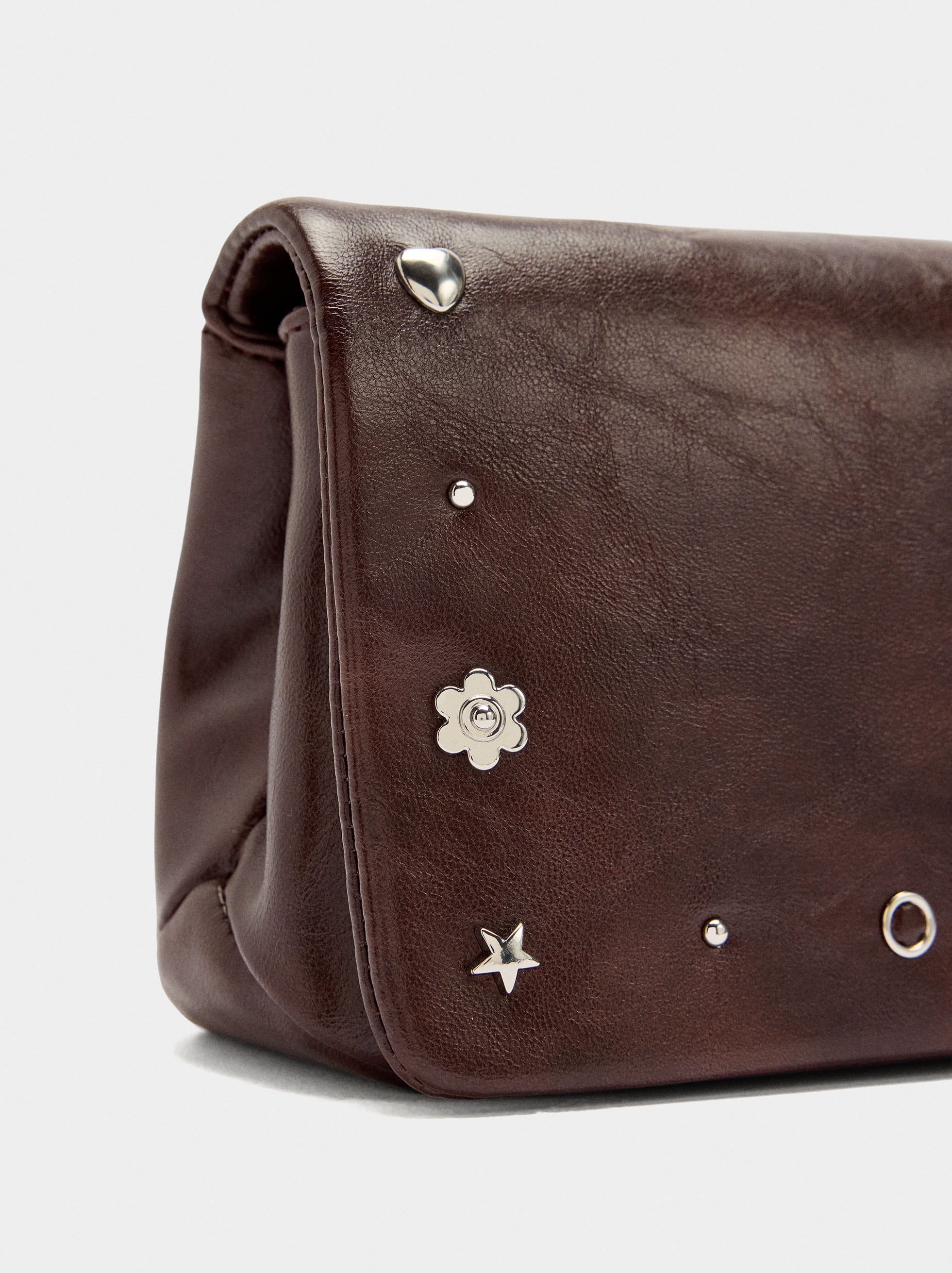 Bolso De Hombro Con Solapa Y Detalles Metálicos