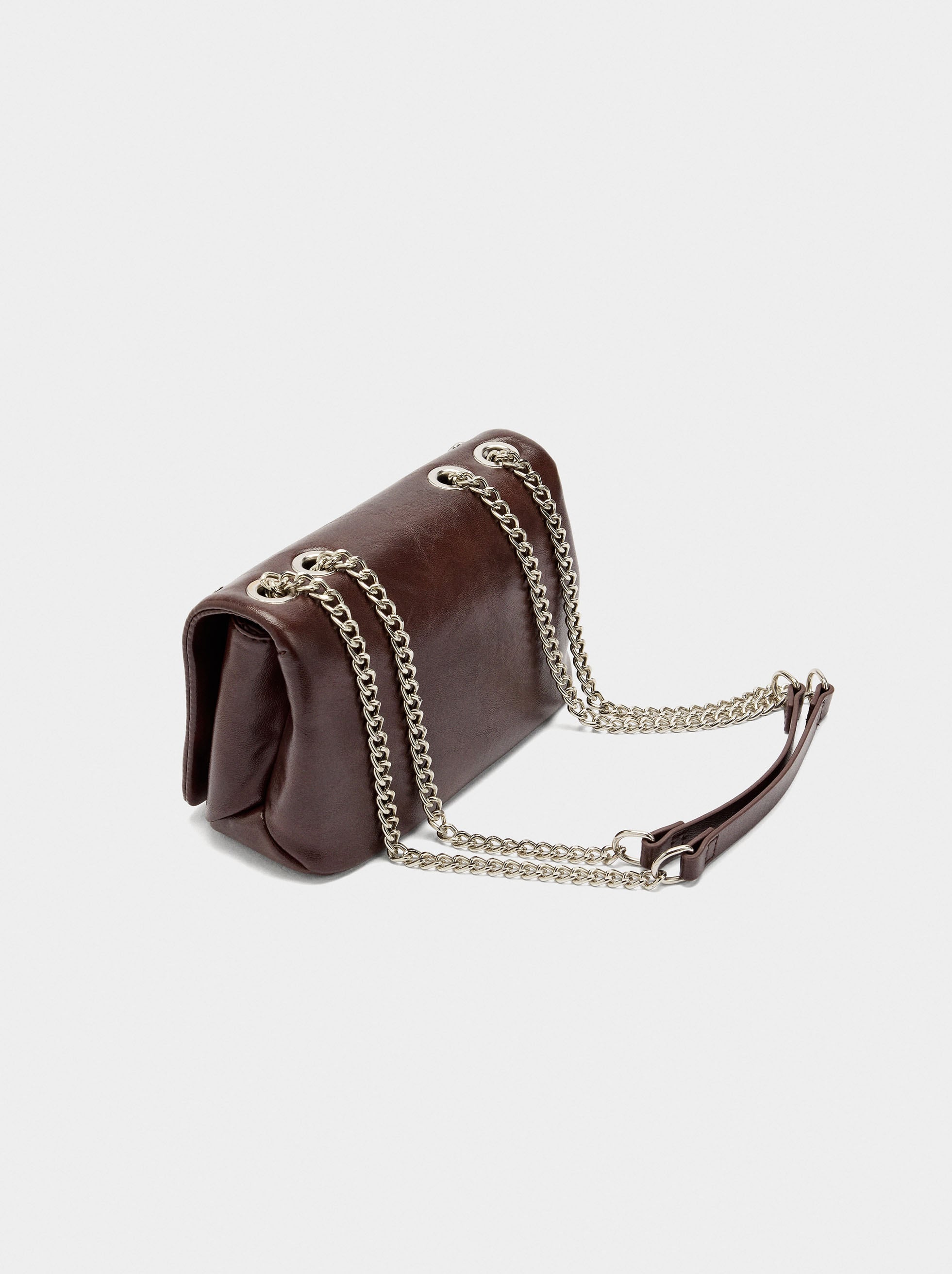 Bolso De Hombro Con Solapa Y Detalles Metálicos