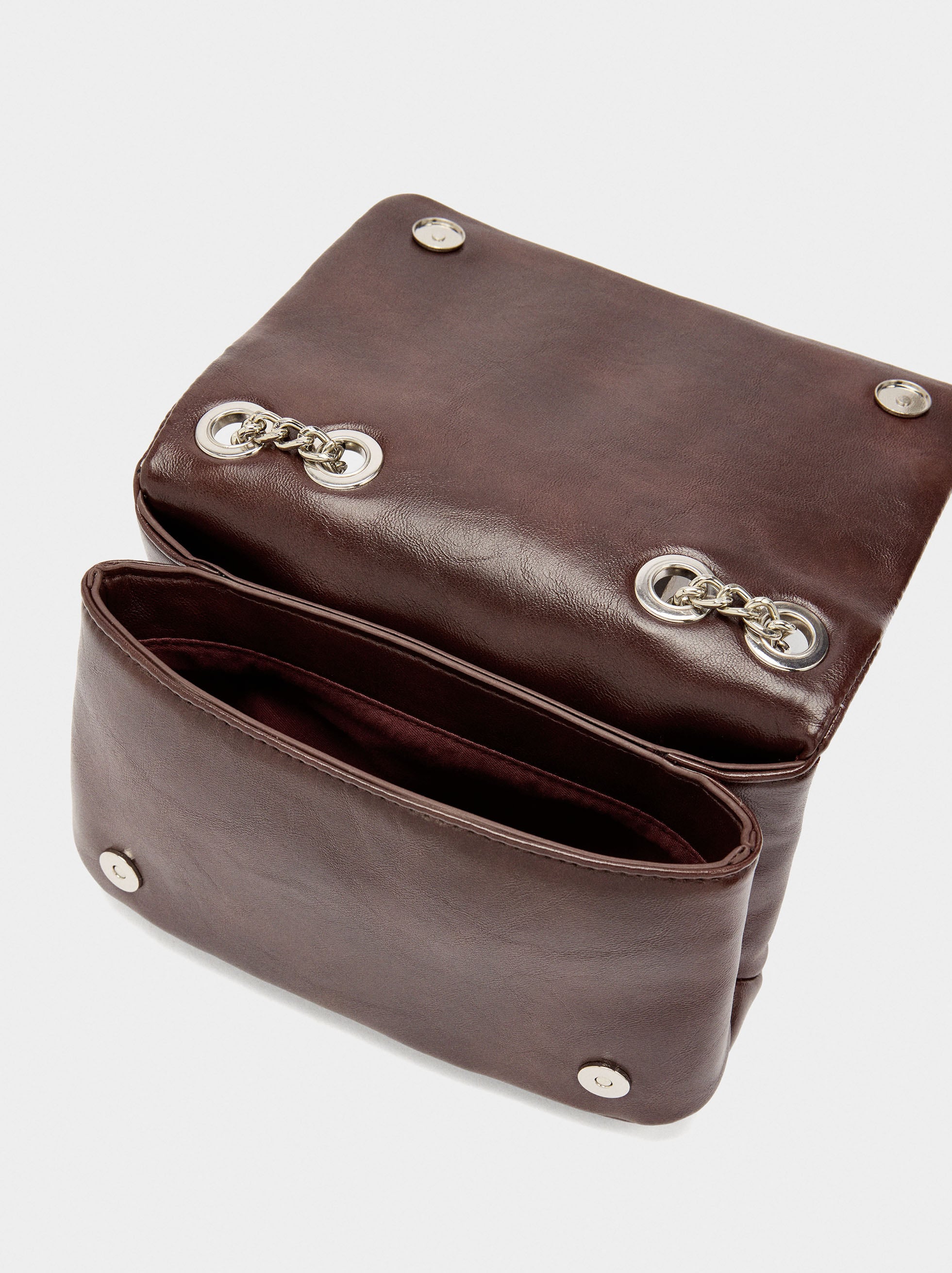 Bolso De Hombro Con Solapa Y Detalles Metálicos