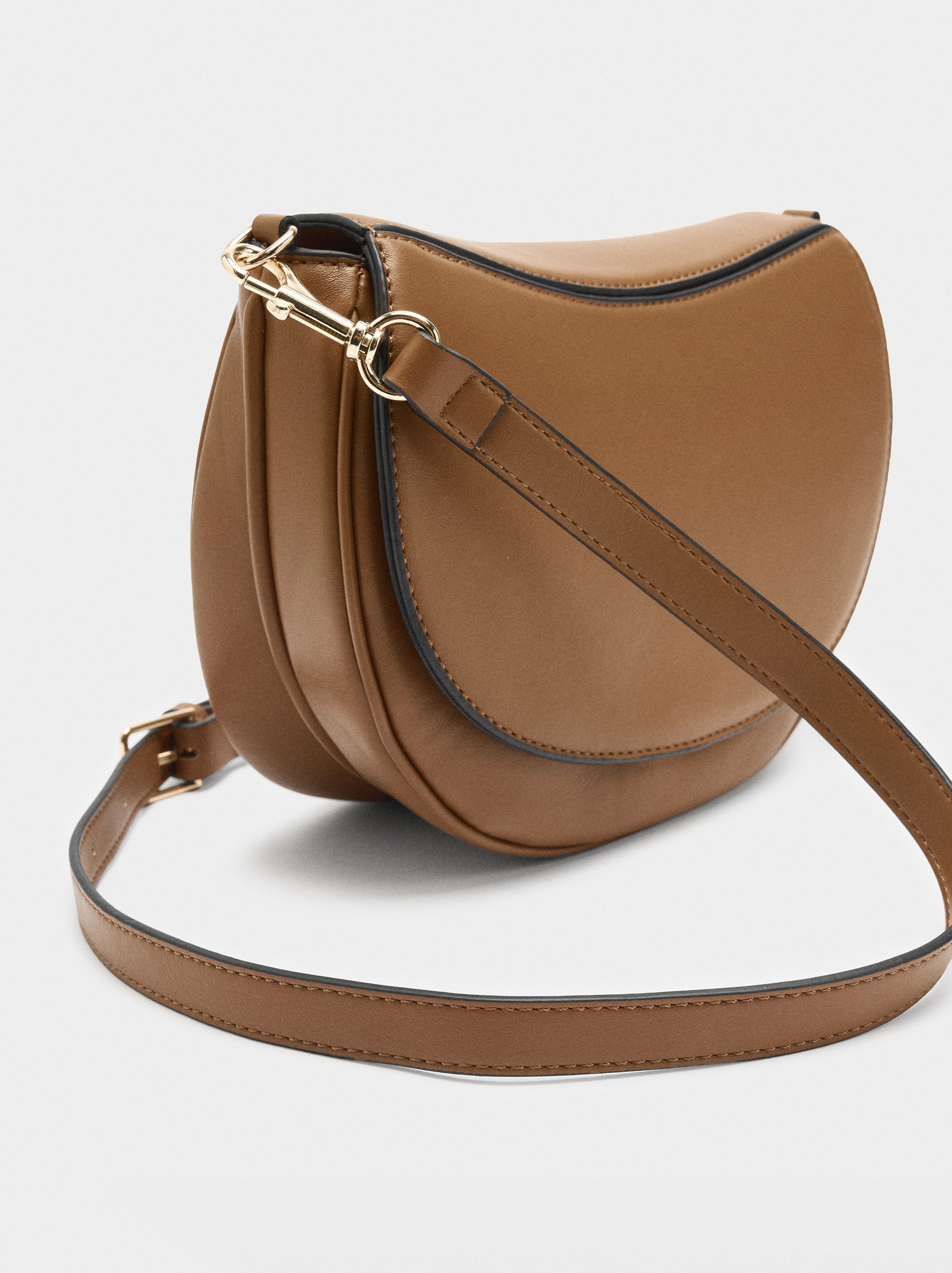 Bolso Bandolera Ovalado Con Solapa