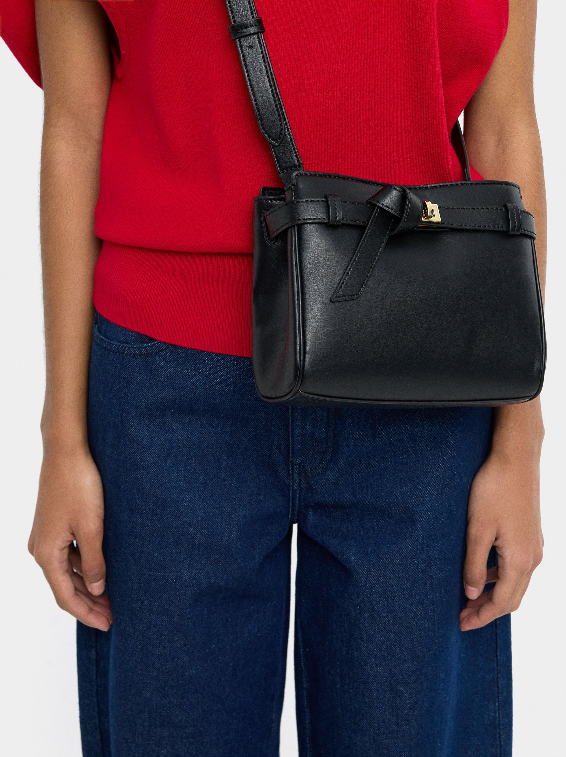 Bolso Bandolera Con Detalle De Cinturón