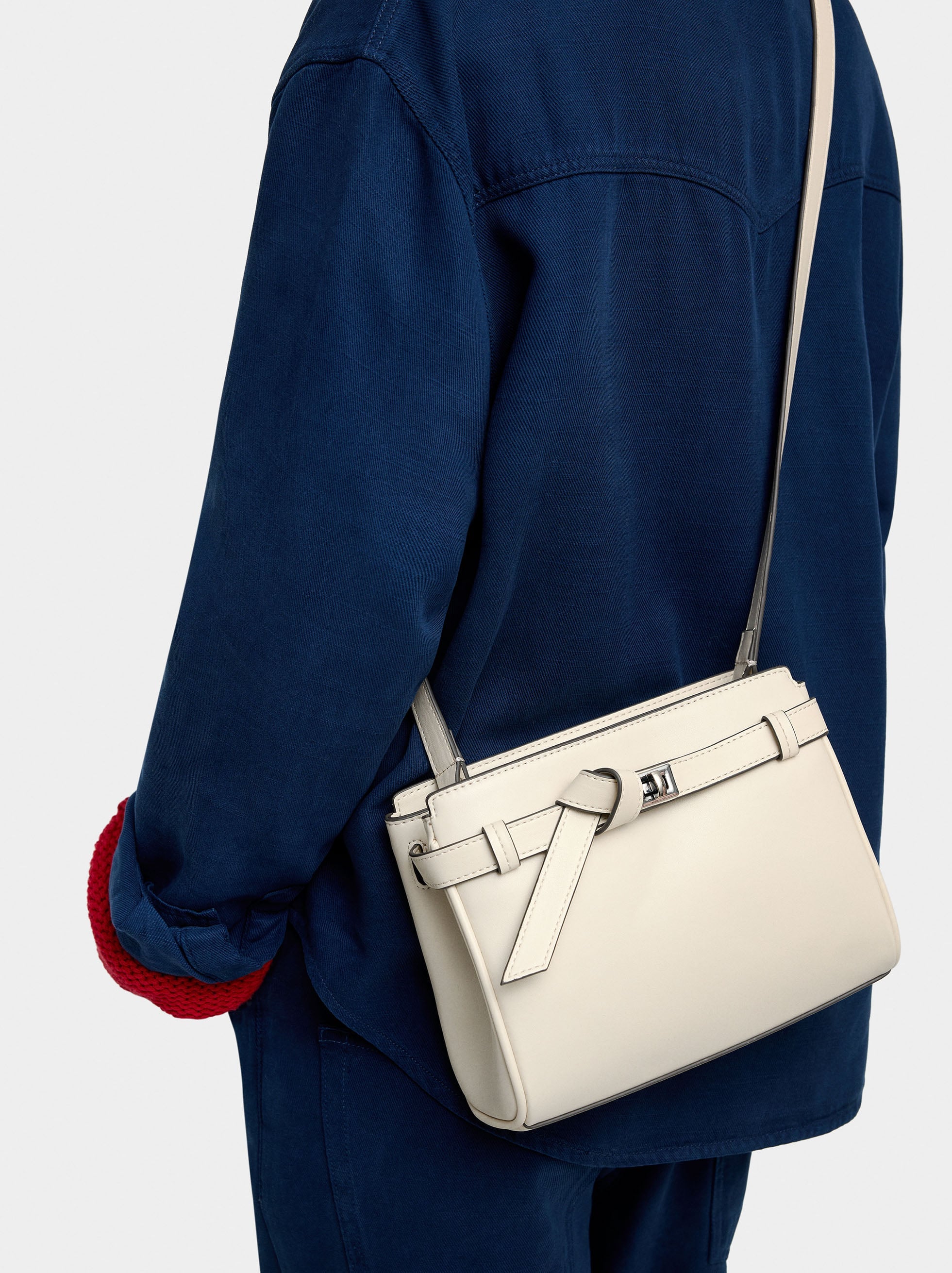 Bolso Bandolera Con Detalle De Cinturón