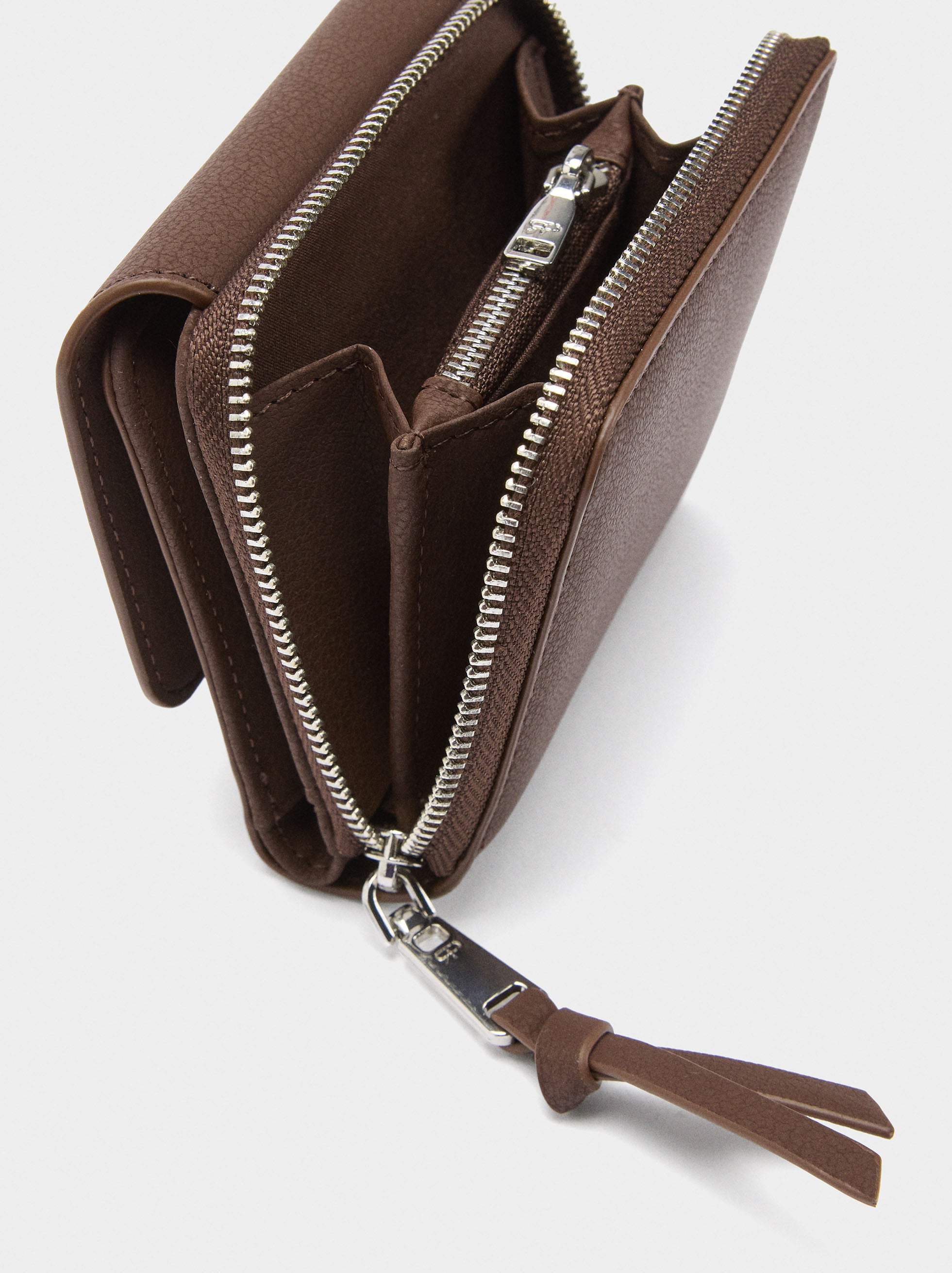 Cartera Con Textura Y Solapa
