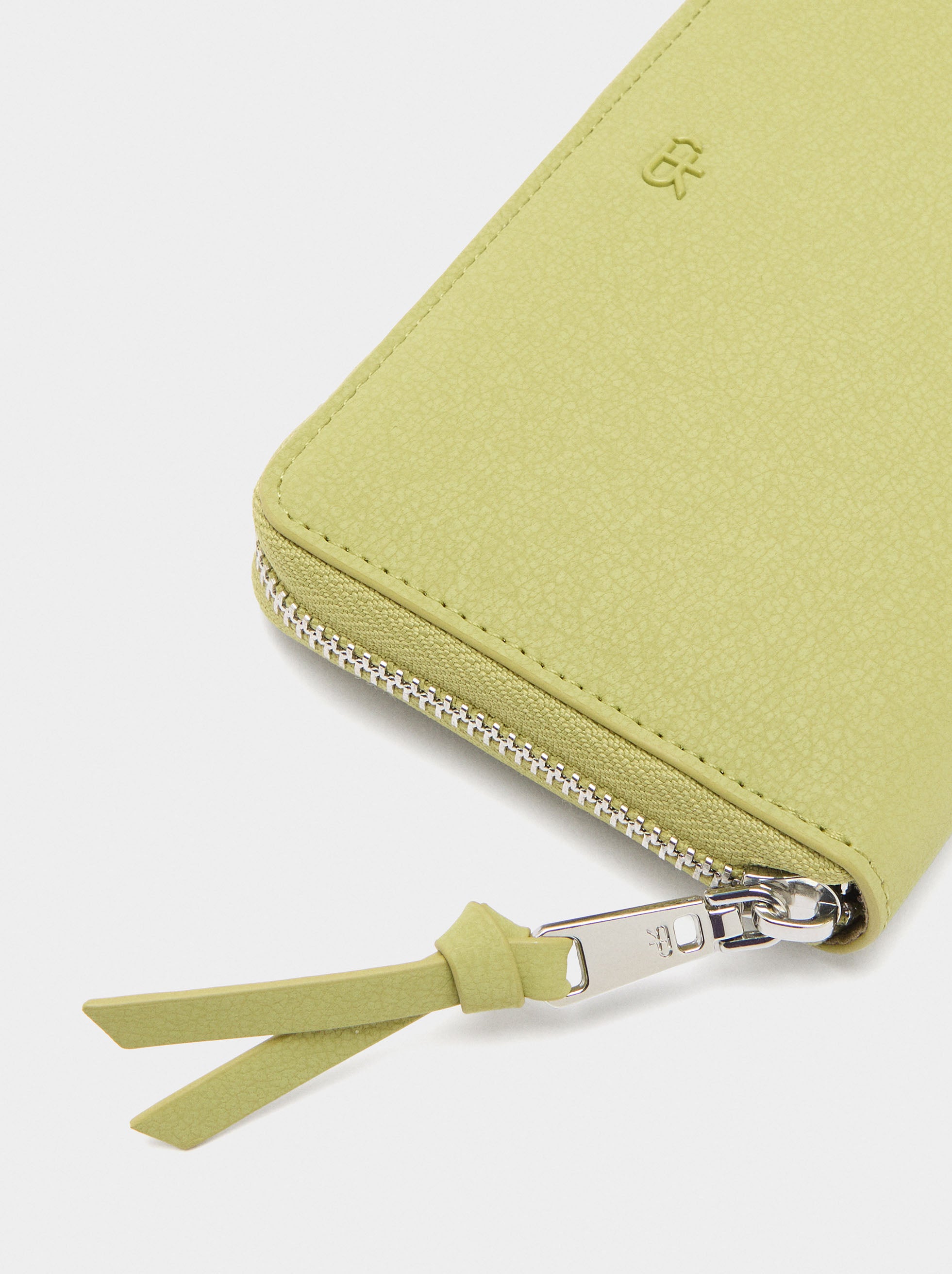 Cartera Con Textura Y Cierre De Cremallera
