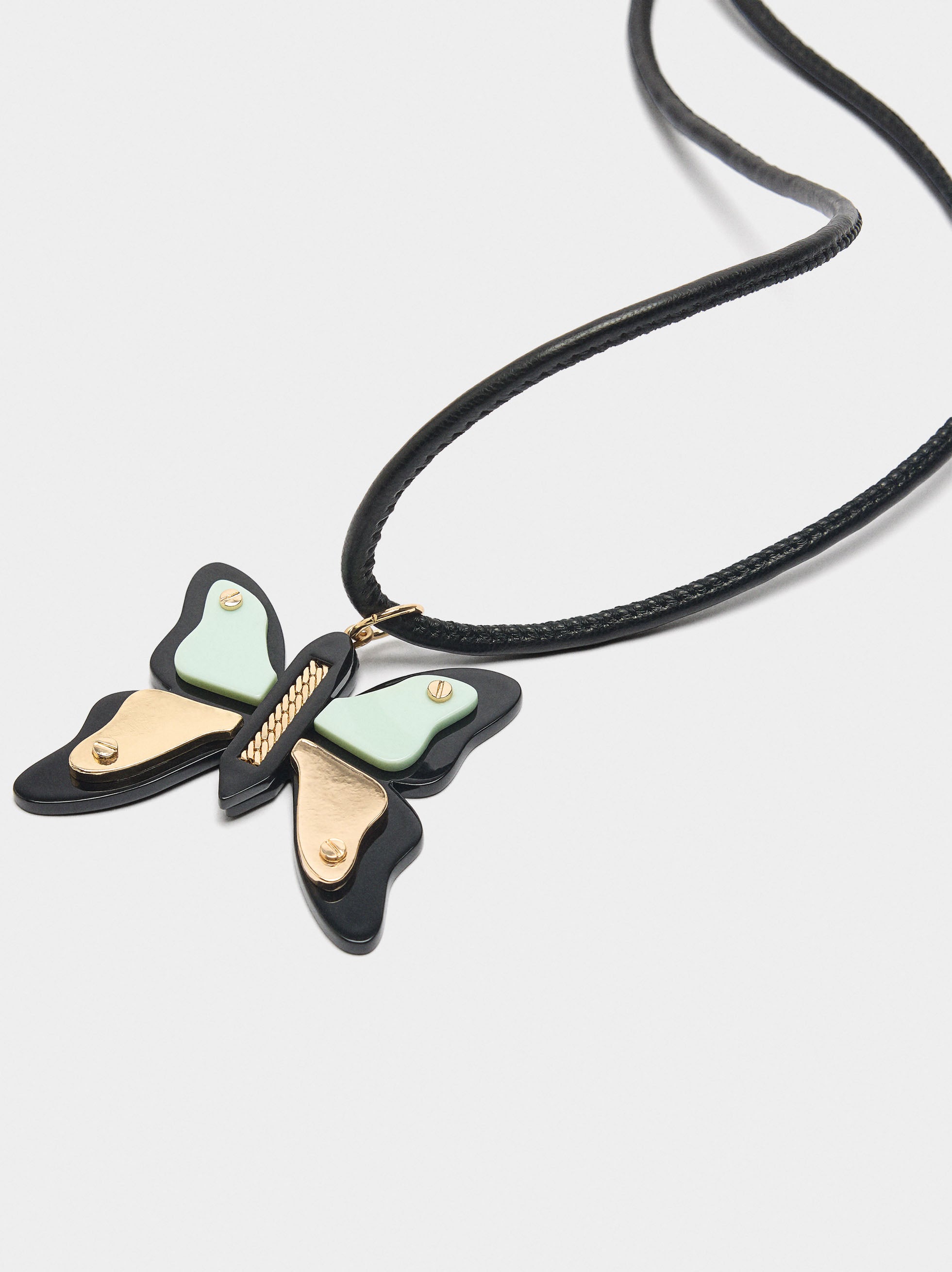 Collar De Cordón Con Colgante De Mariposa