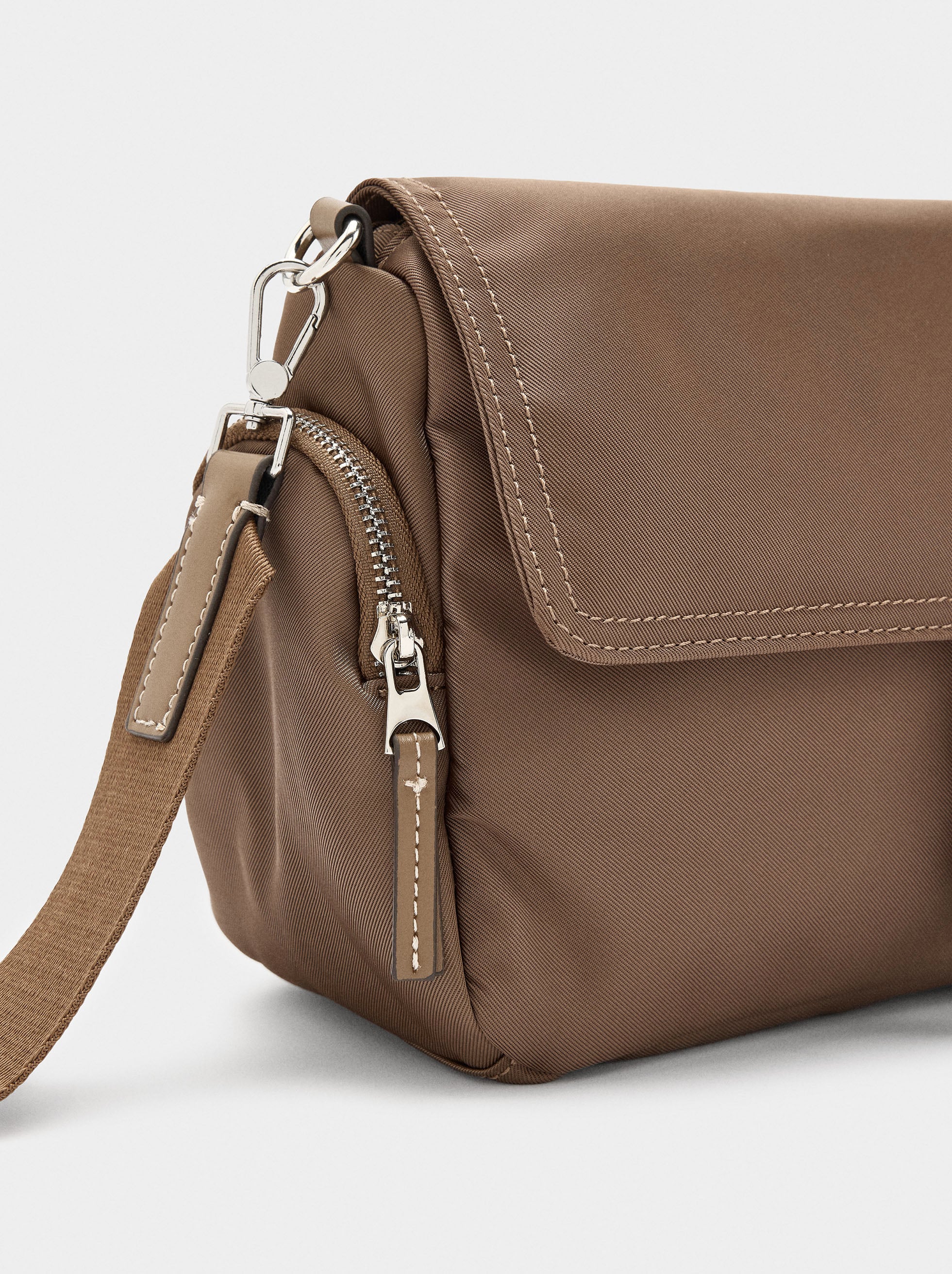 Bolso Bandolera De Nylon Con Solapa