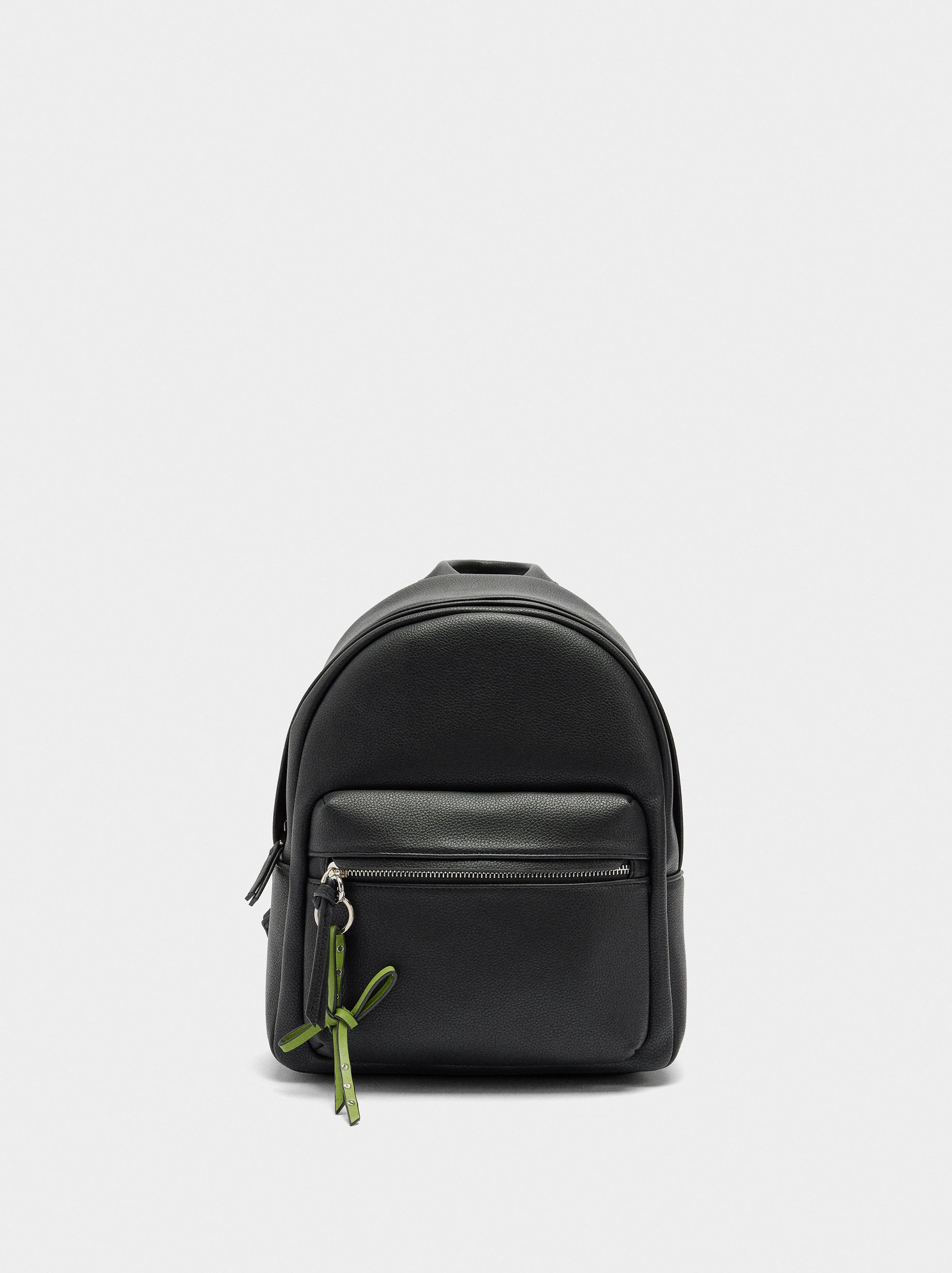 Mochila Básica Con Colgante