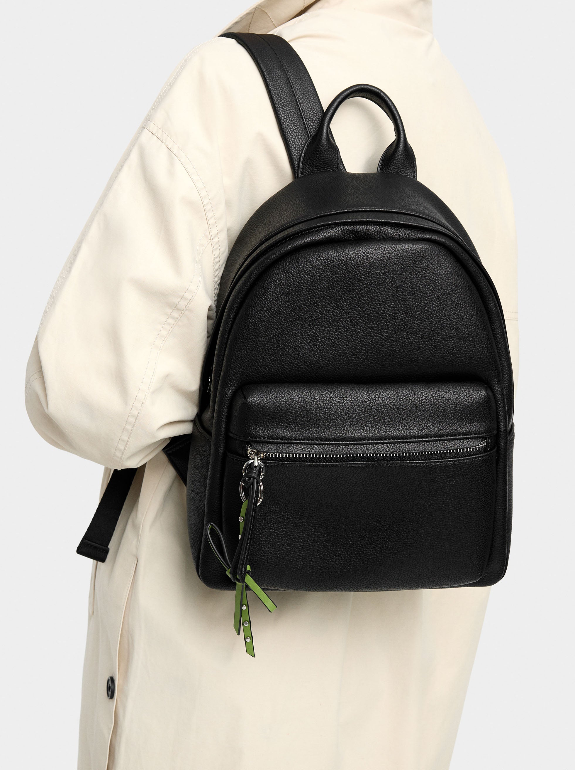 Mochila Básica Con Colgante