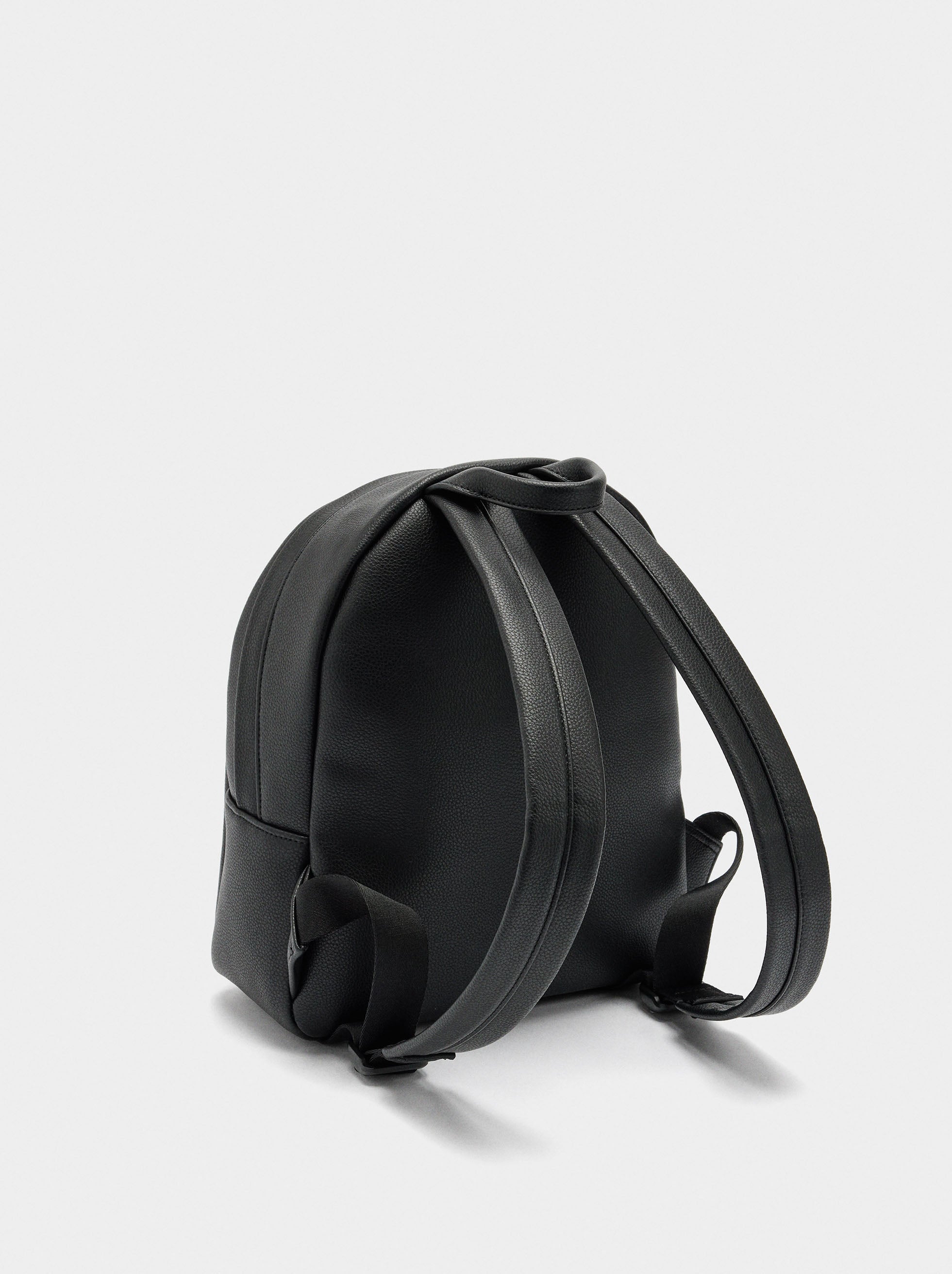 Mochila Básica Con Colgante