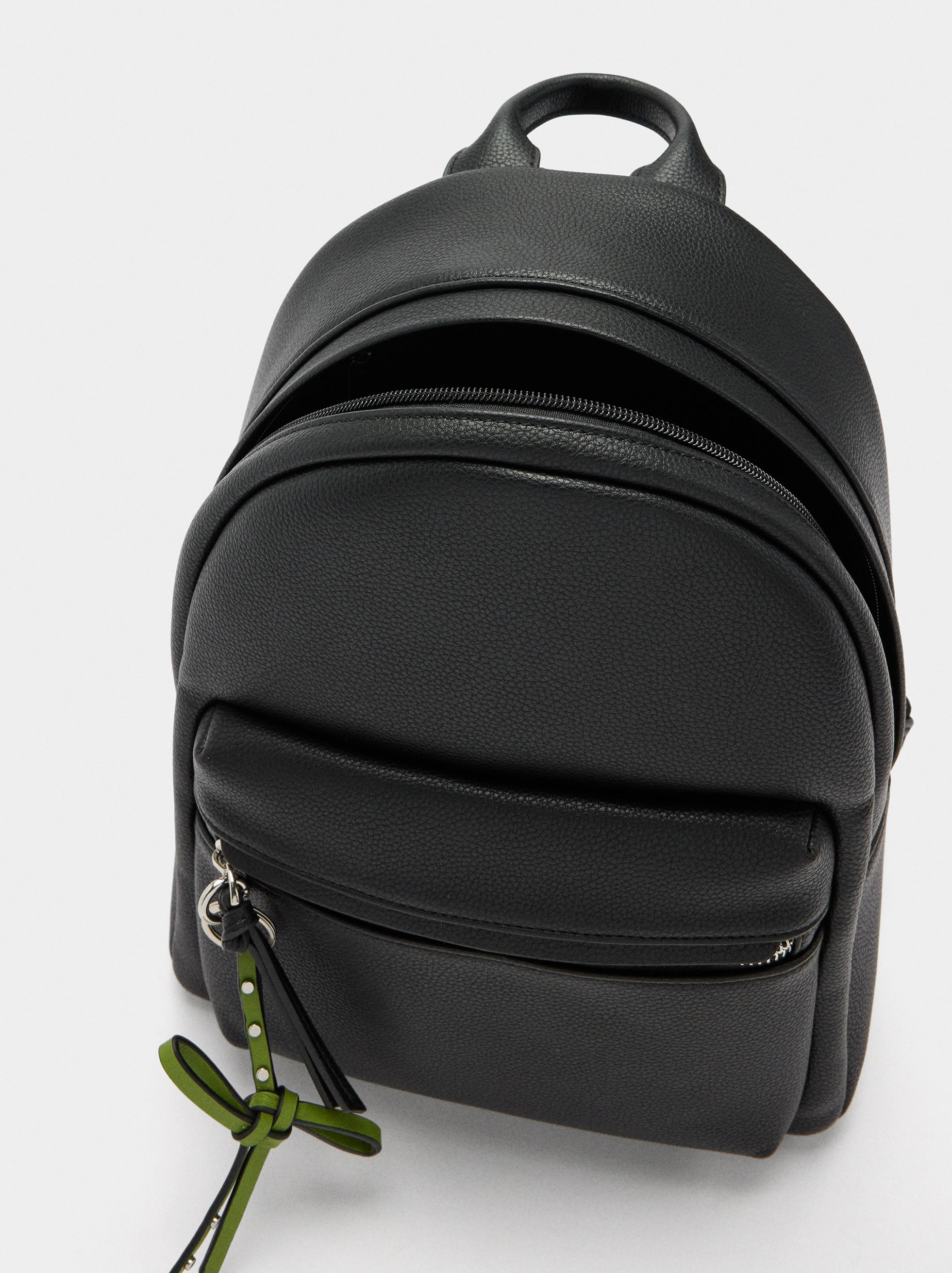 Mochila Básica Con Colgante