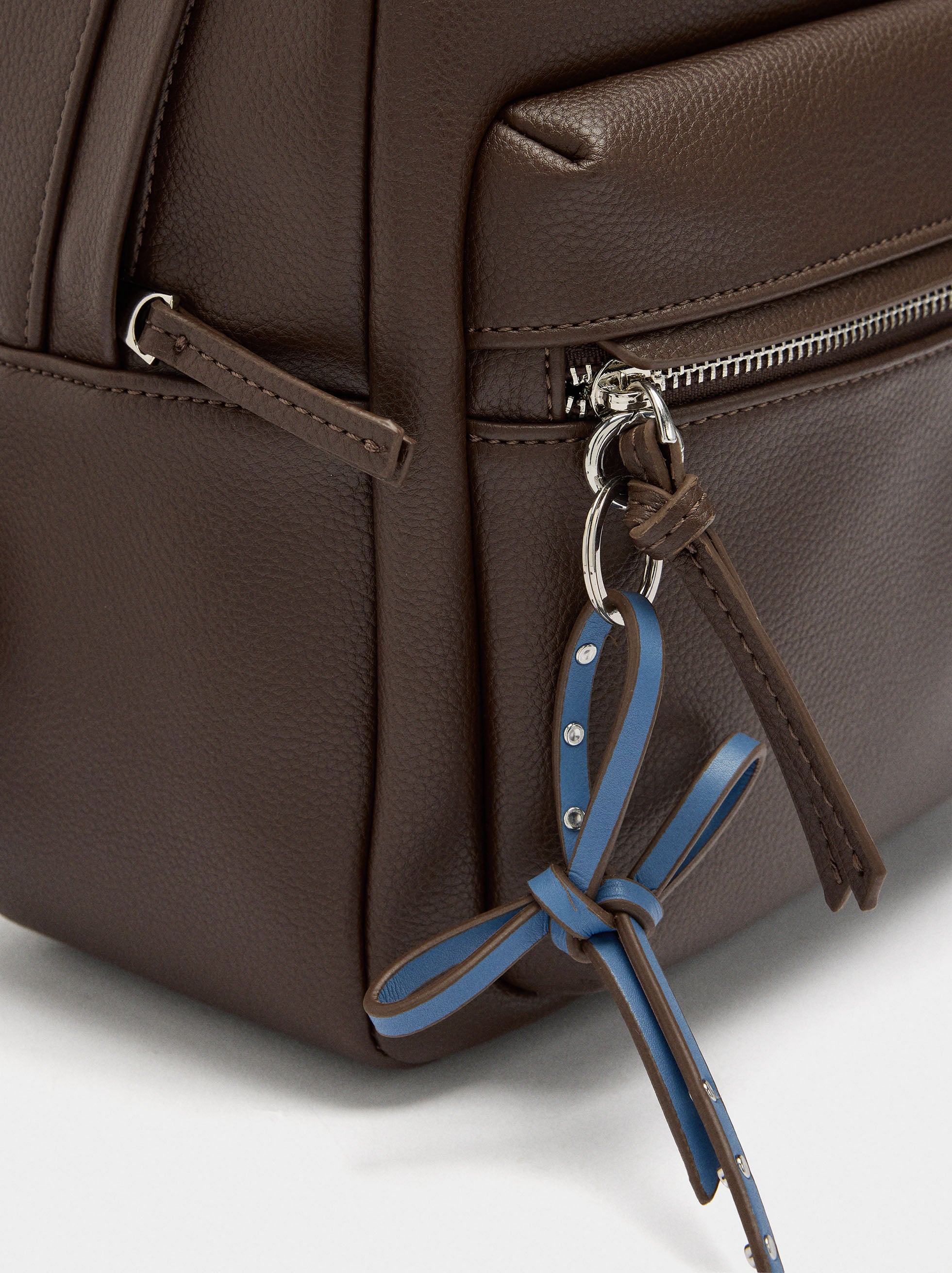 Mochila Básica Con Colgante