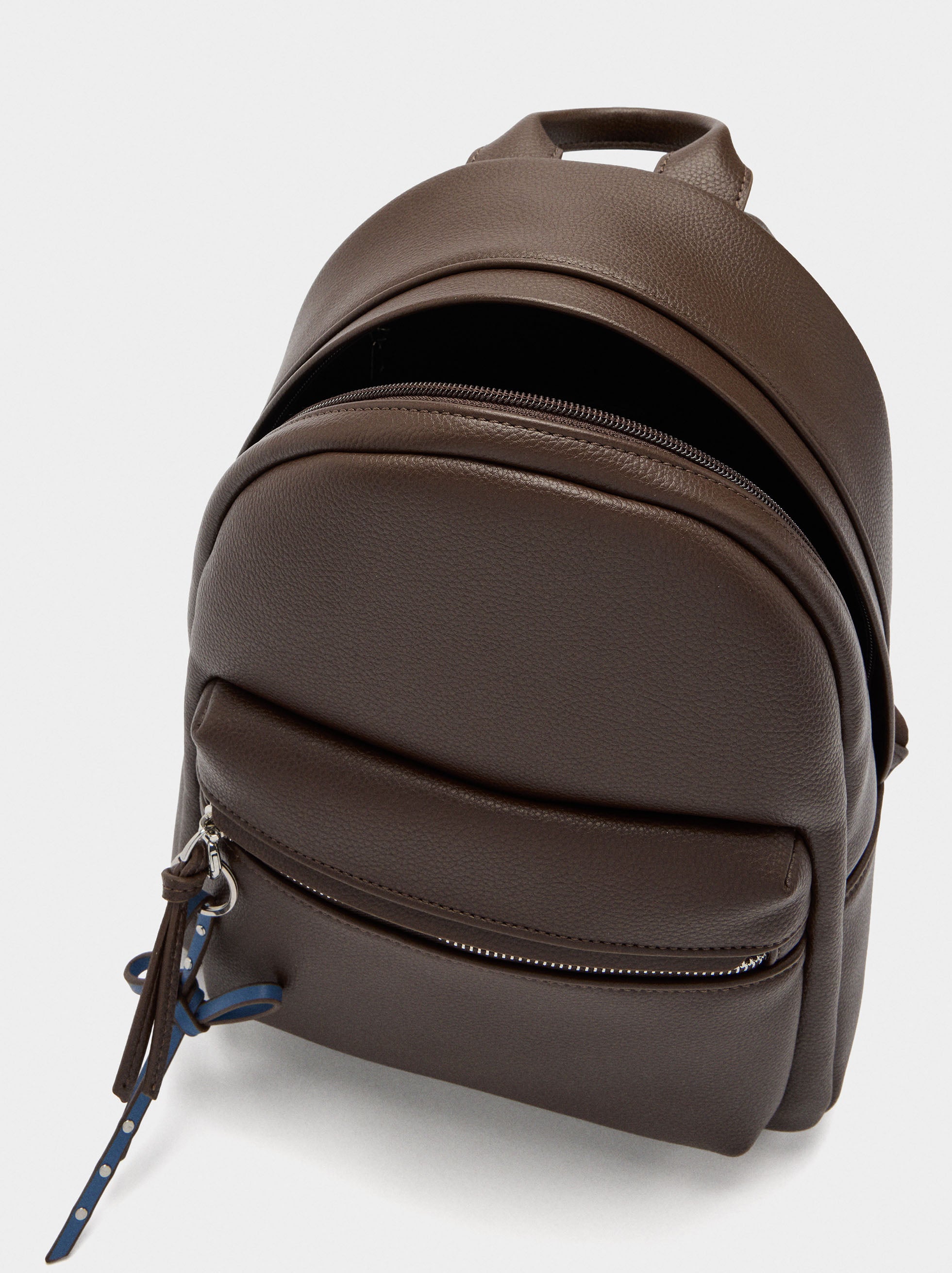Mochila Básica Con Colgante
