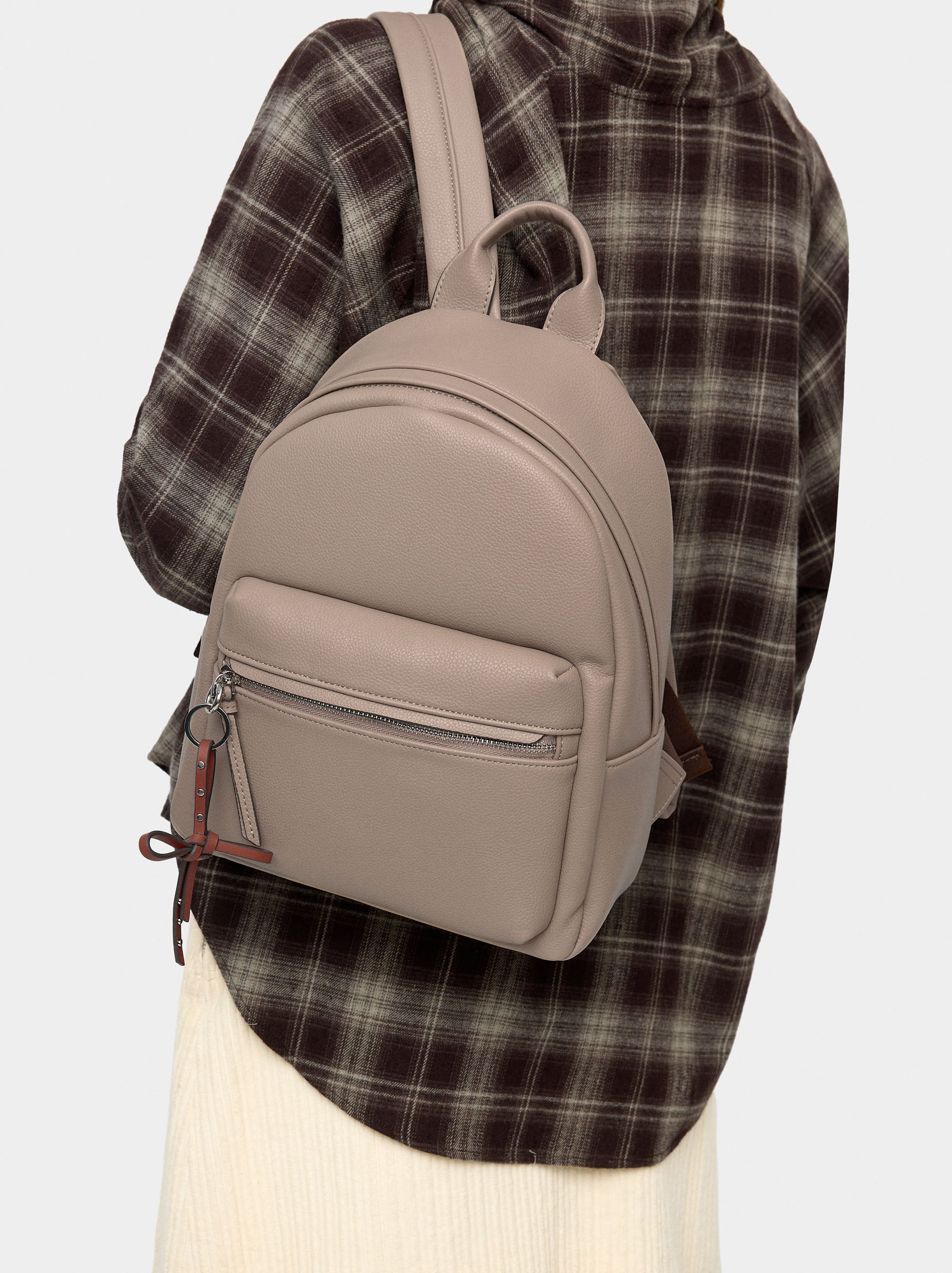 Mochila Básica Con Colgante