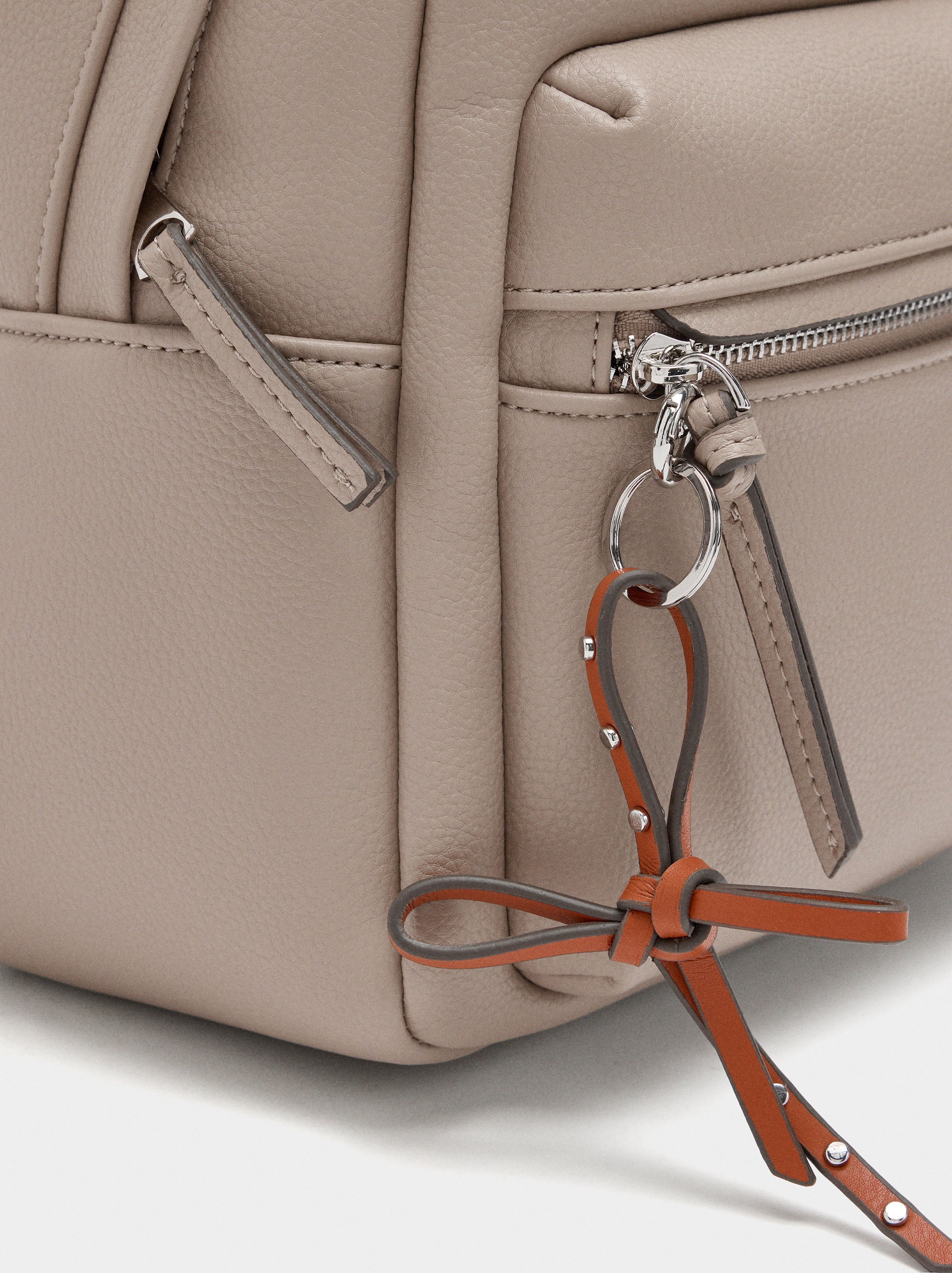Mochila Básica Con Colgante