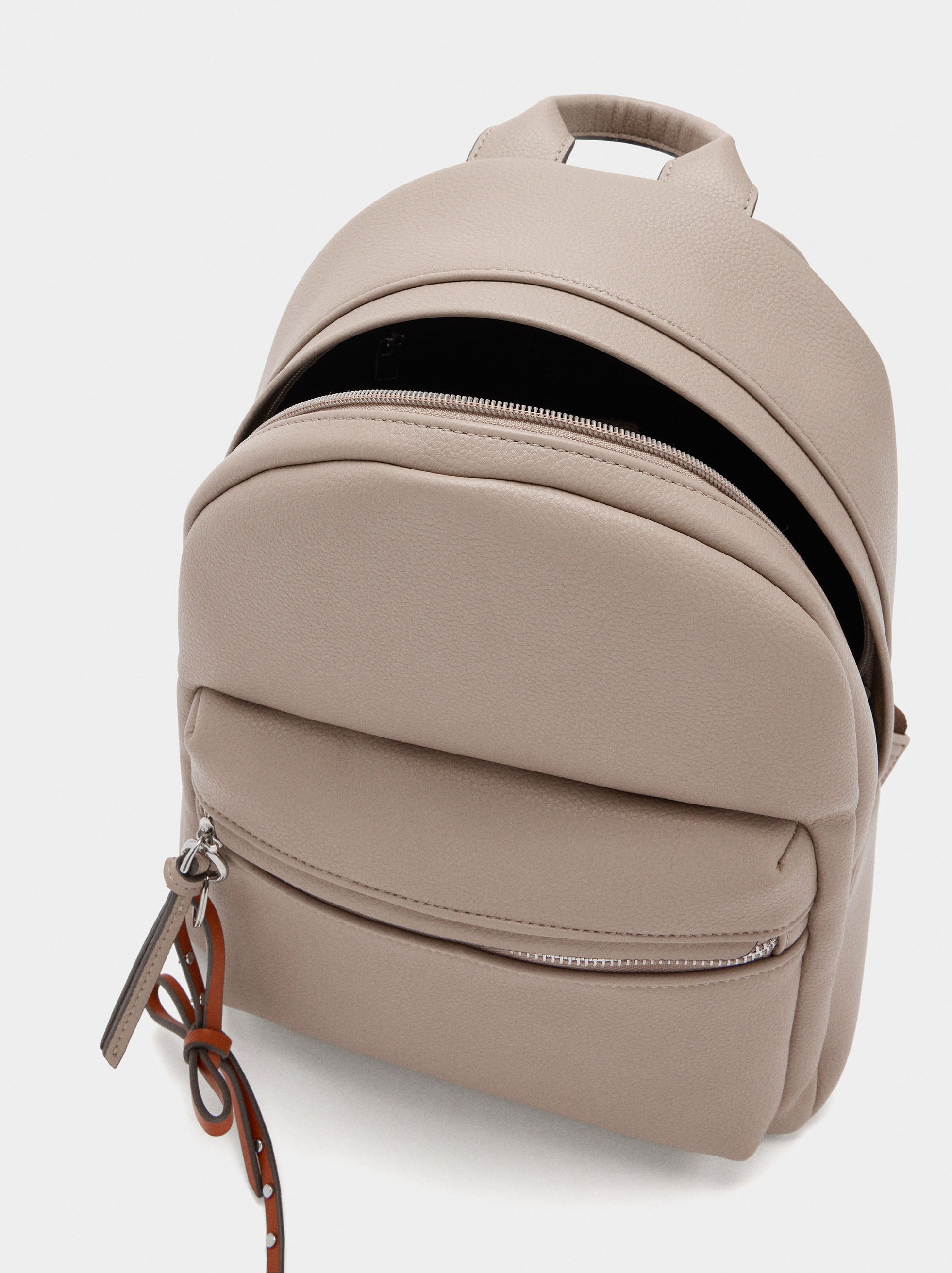 Mochila Básica Con Colgante
