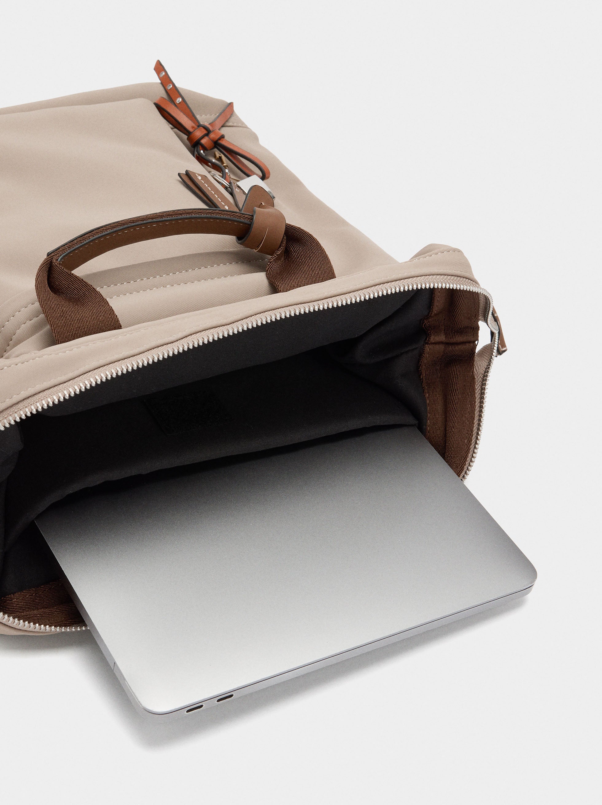 Mochila Para Portátil De 14" Con Colgante