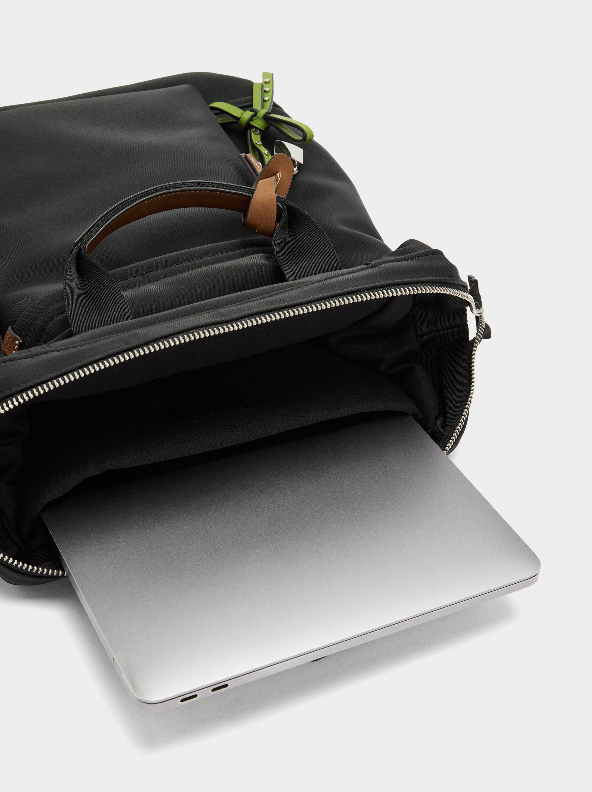 Mochila Para Portátil De 14" Con Colgante